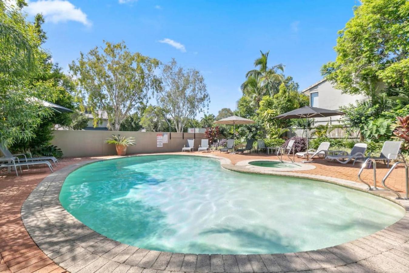 Pet friendly walk to Hastings St or Noosa River 11ATS