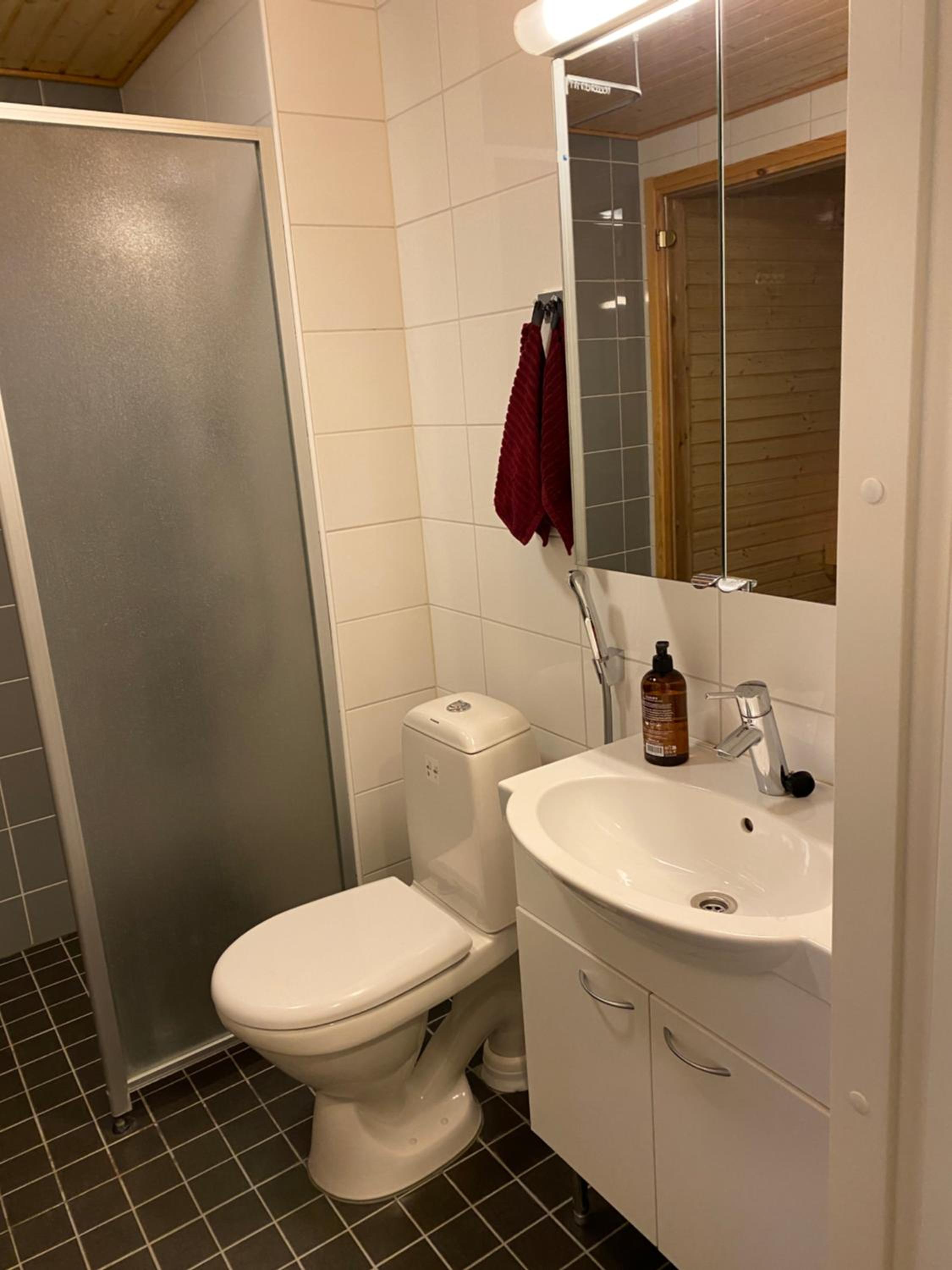 Rauhallinen asunto, sauna ja iso parveke - raitiovaunureitin varrella