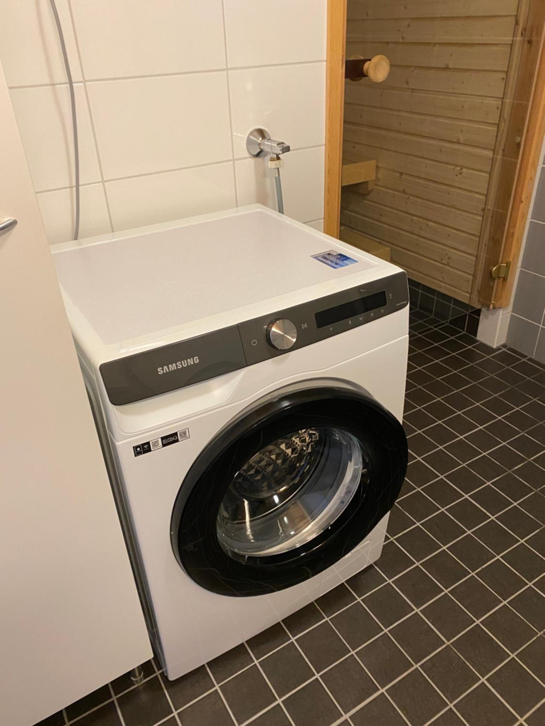 Rauhallinen asunto, sauna ja iso parveke - raitiovaunureitin varrella
