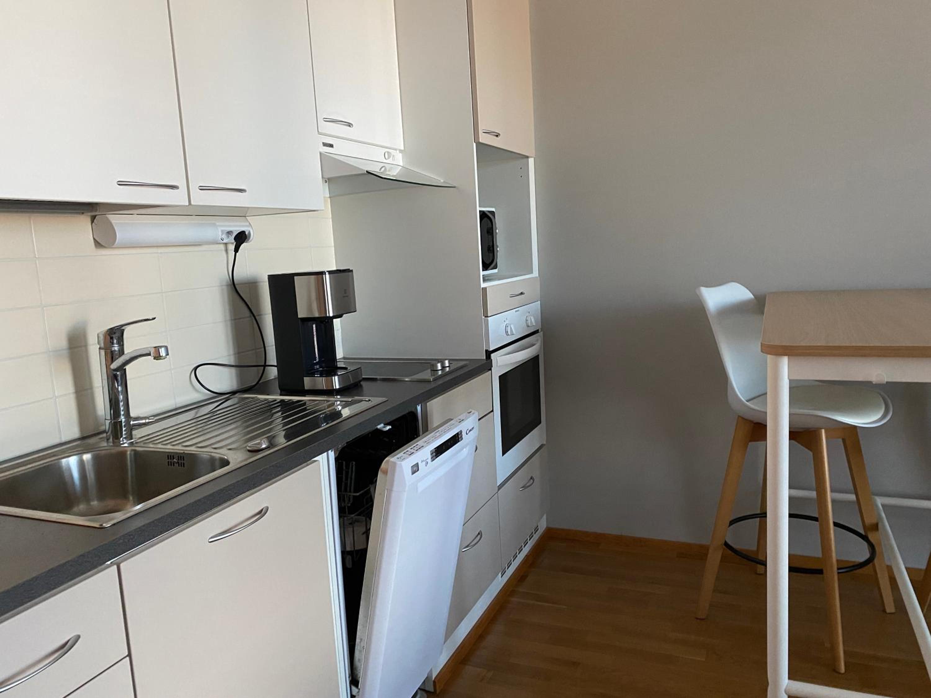 Rauhallinen asunto, sauna ja iso parveke - raitiovaunureitin varrella