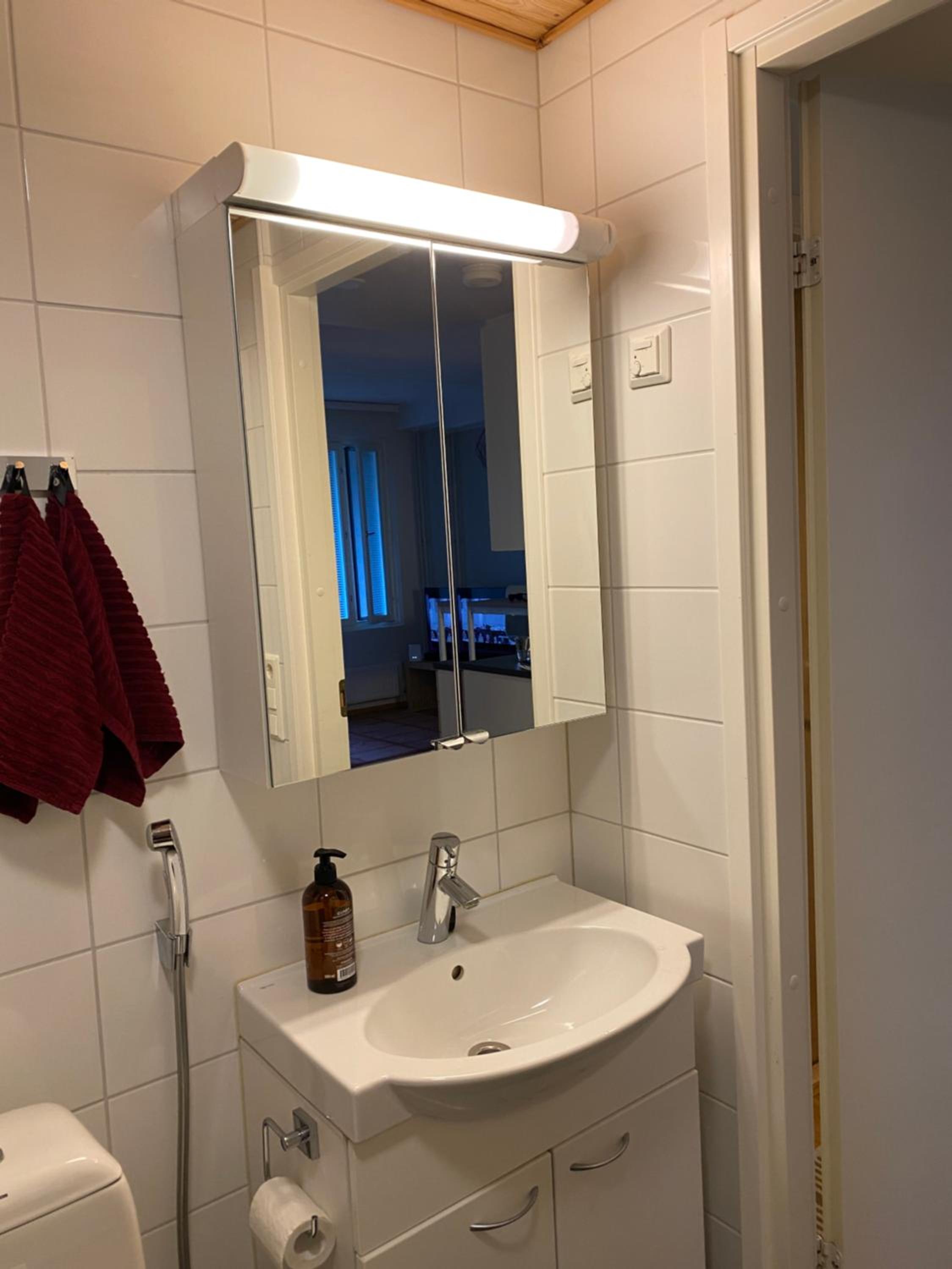 Rauhallinen asunto, sauna ja iso parveke - raitiovaunureitin varrella