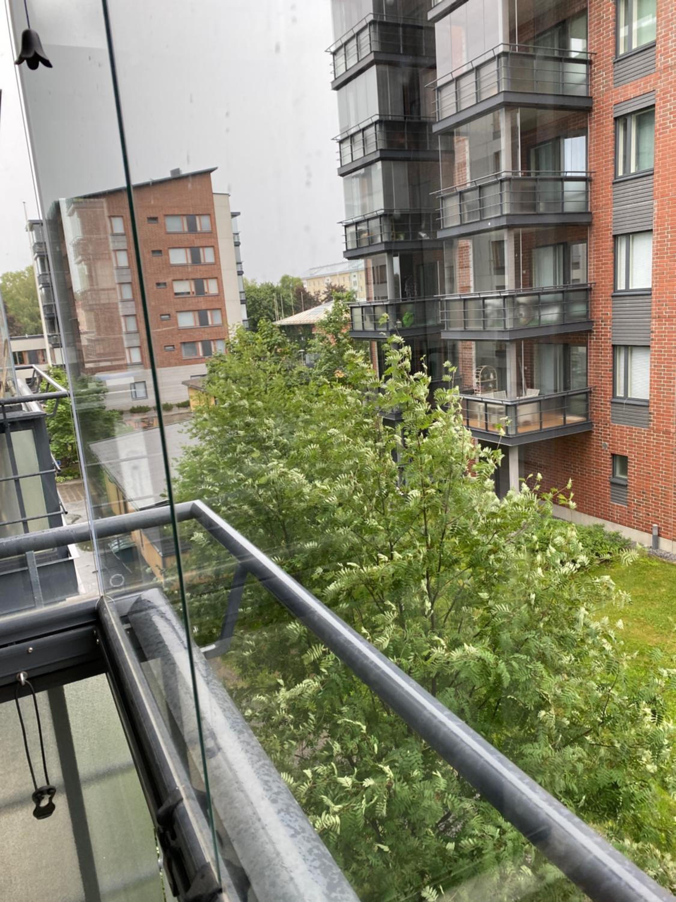 Rauhallinen asunto, sauna ja iso parveke - raitiovaunureitin varrella