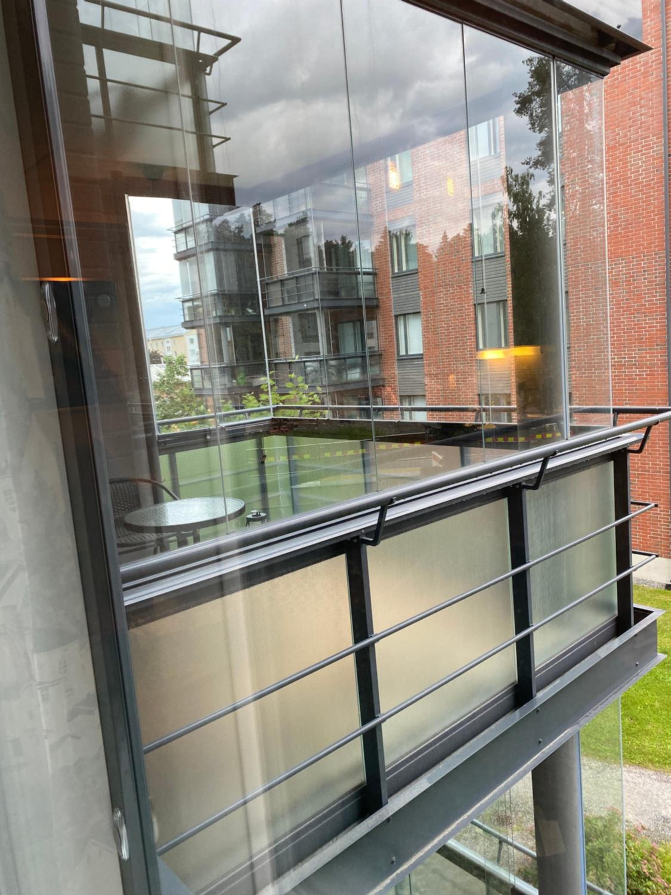 Rauhallinen asunto, sauna ja iso parveke - raitiovaunureitin varrella