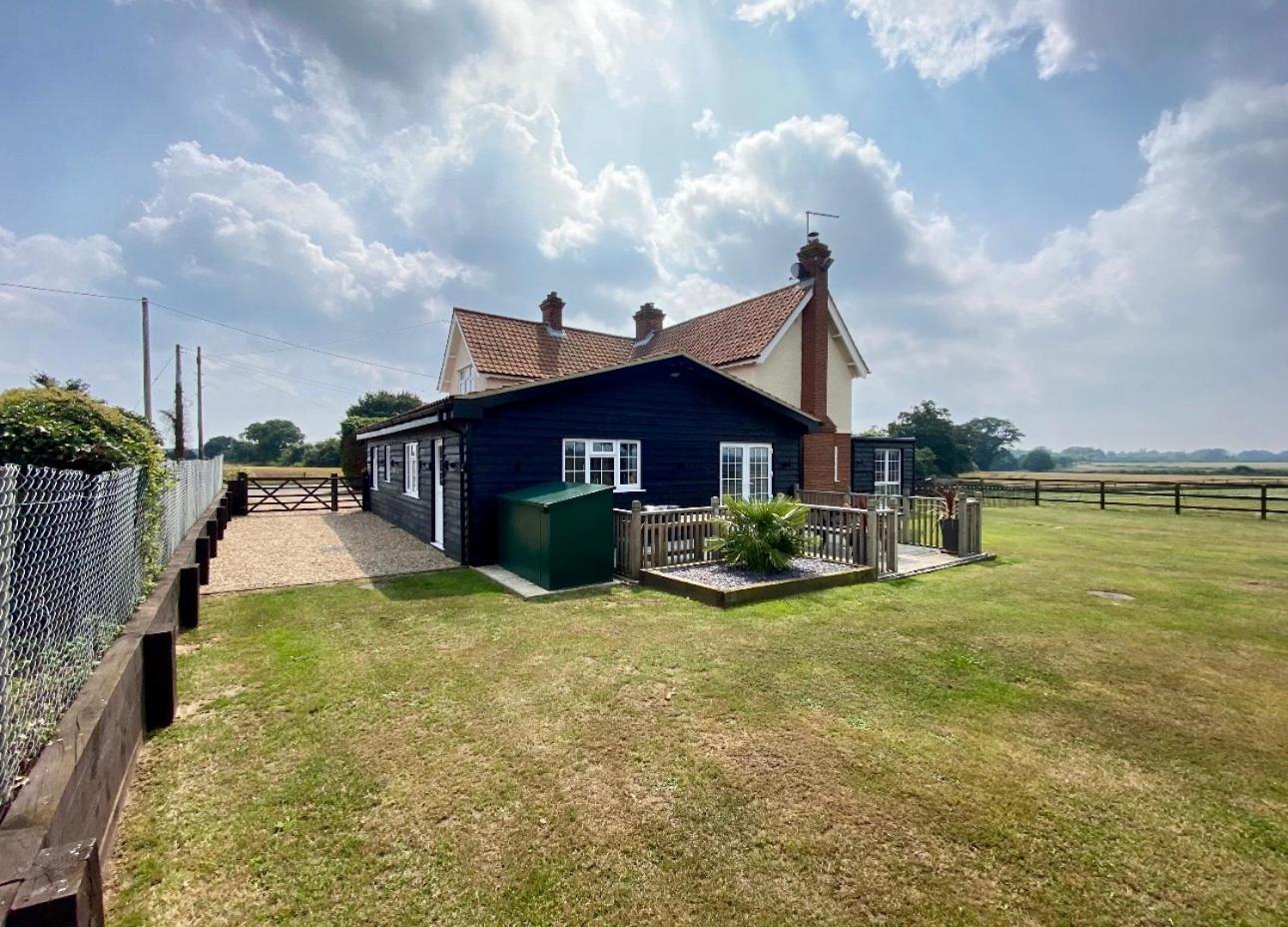 Near Woodbridge The Annexe Eyke Fantastic views with Dog secure Garden and Paddock