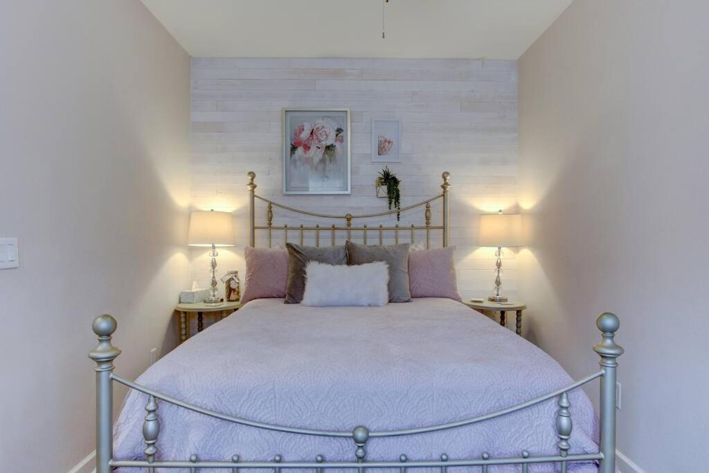 Spring Bungalow - A cozy getaway in downtown Hot Springs! view 4