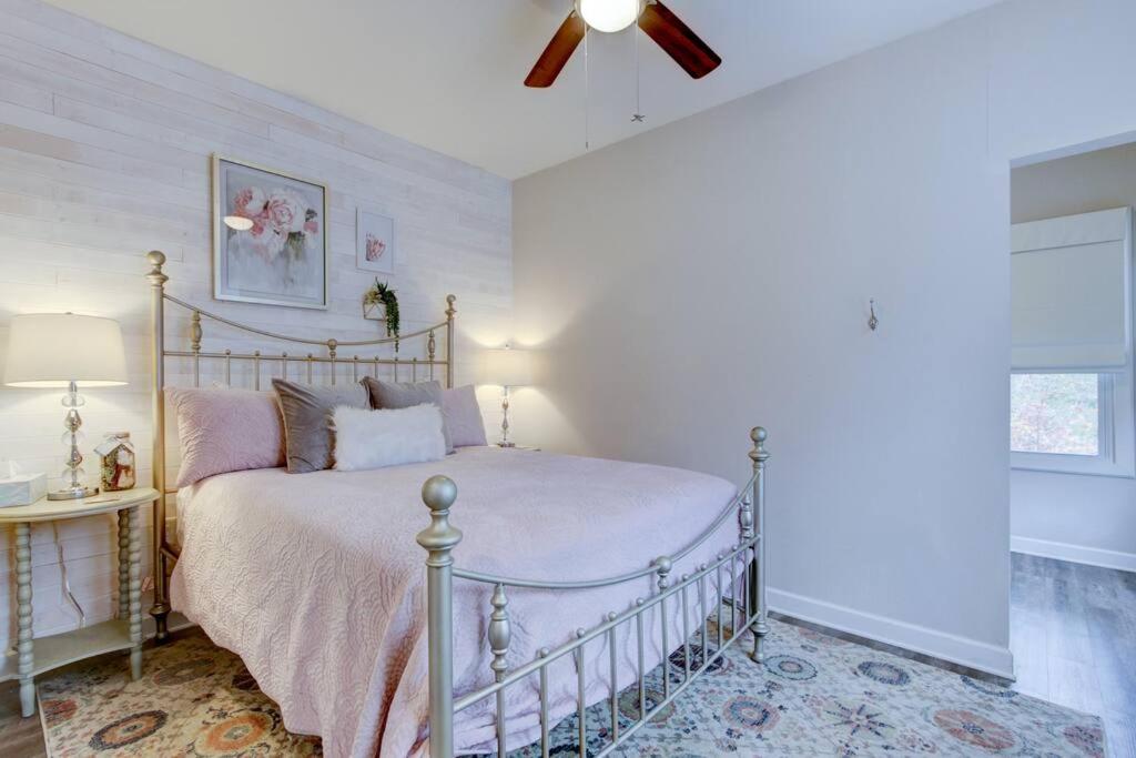 Spring Bungalow - A cozy getaway in downtown Hot Springs! view 5