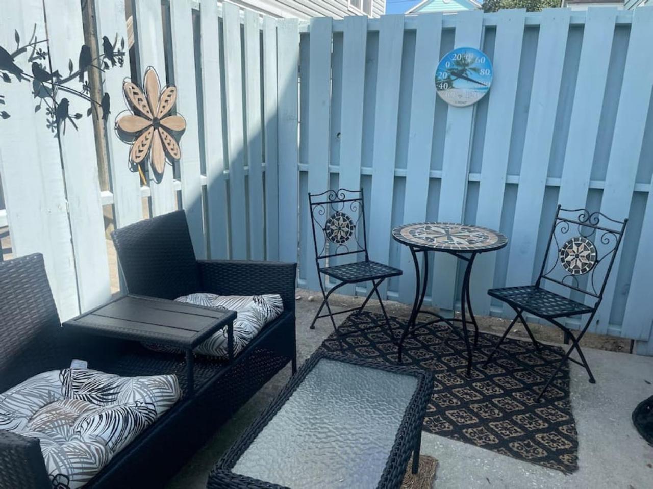 Cast Away -- 3 Blocks to Surfside Beach and Dining view 2