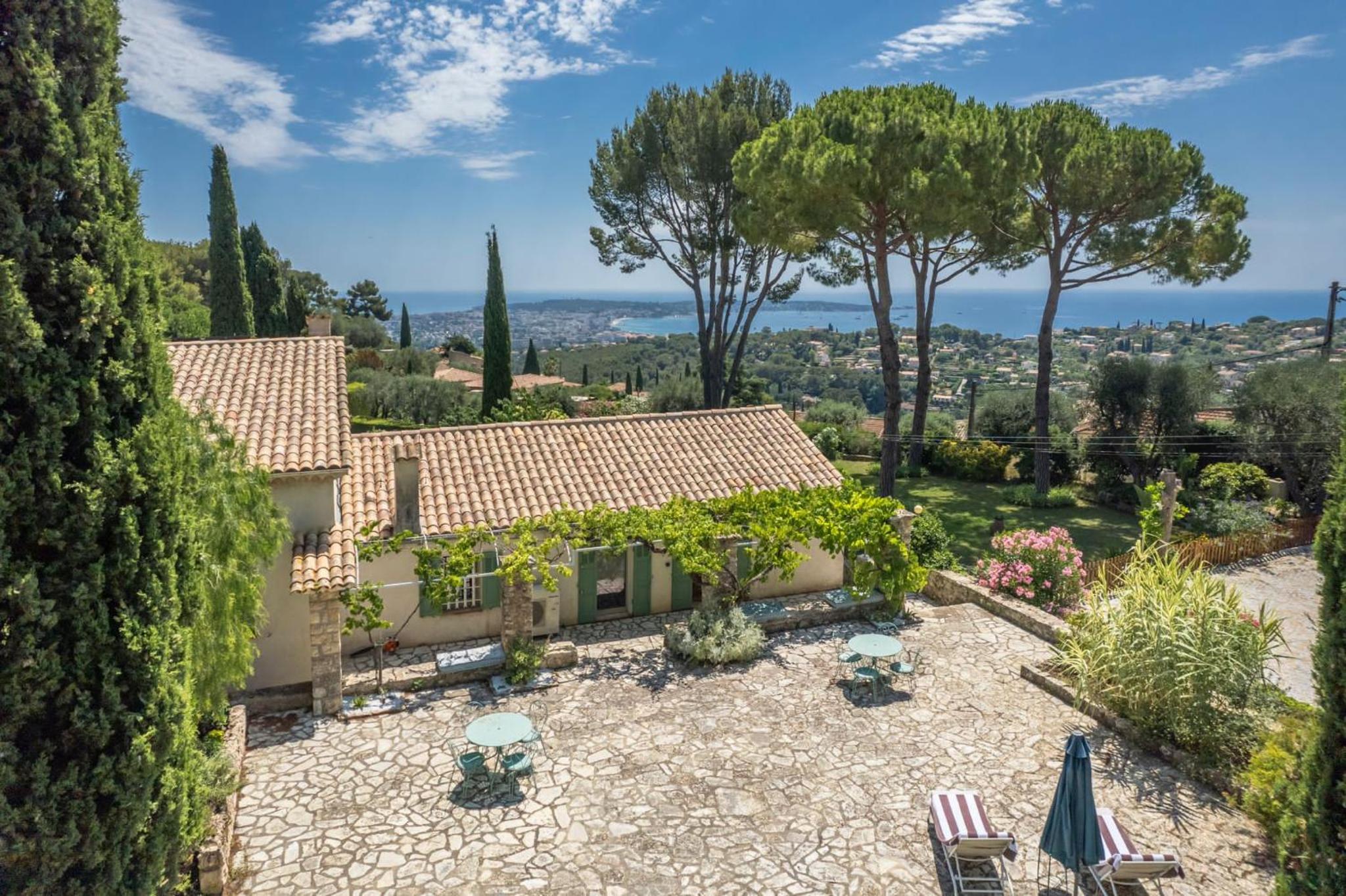 Domaine des Encourdoules view 2