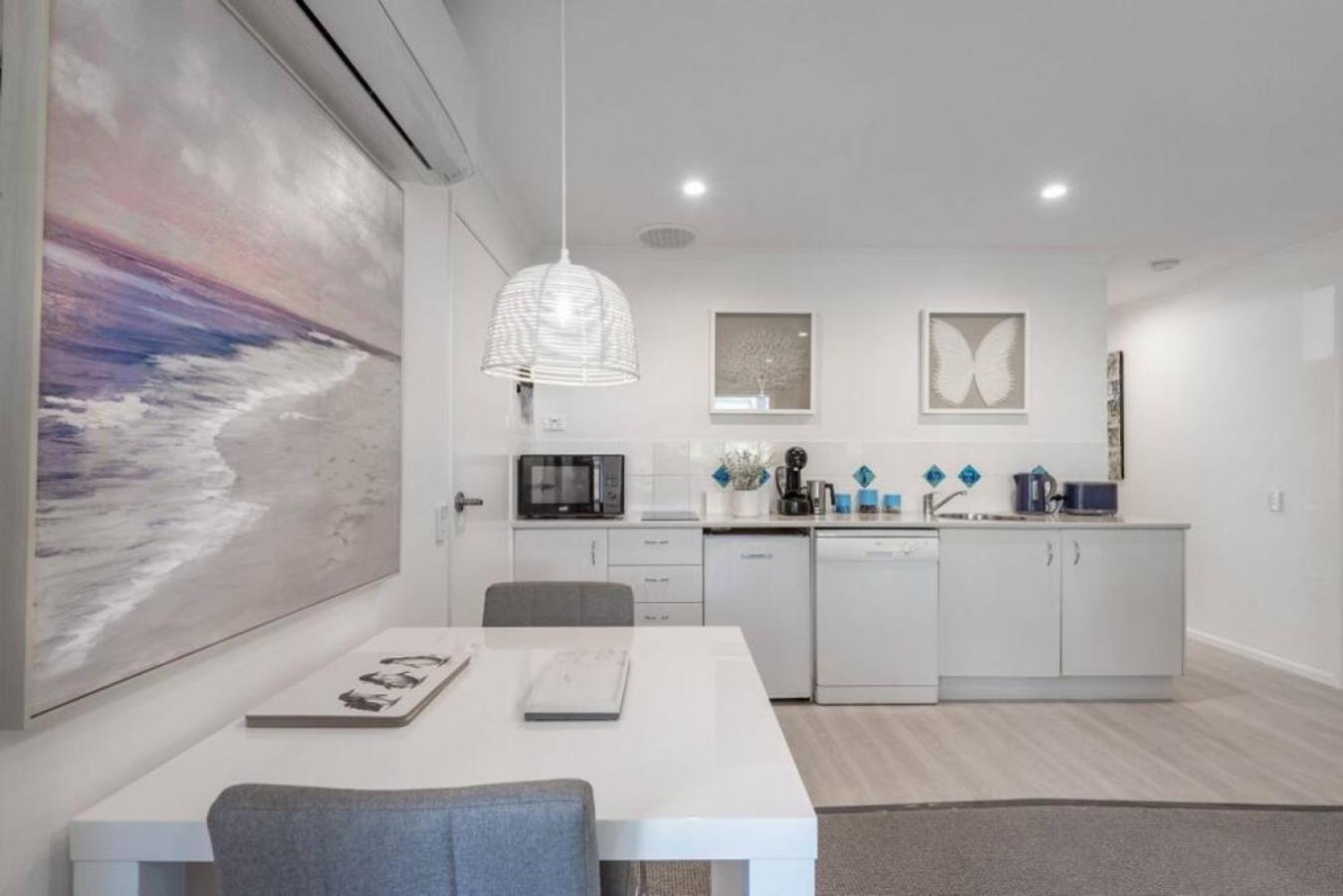 Tranquil Noosa retreat minutes from the river 40IP