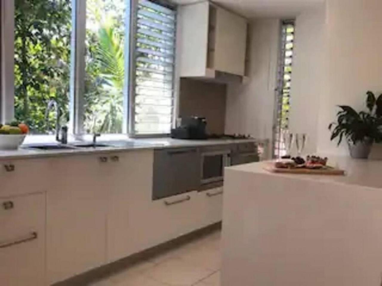 Lush Rainforest Retreat minutes from Hastings St 8201