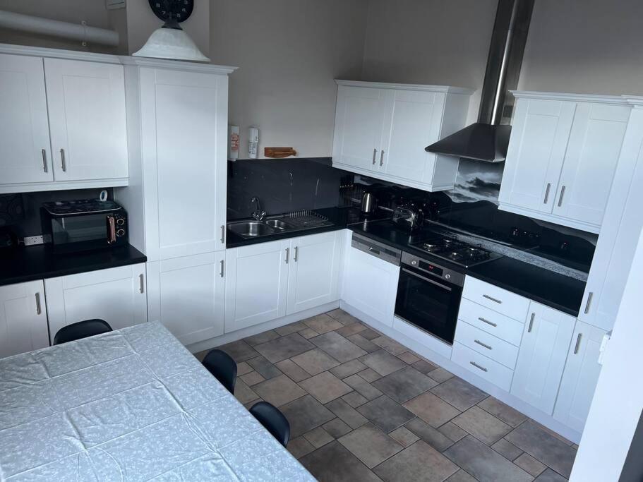 High Quality 2 Bedroom Town Centre Apartment view 2