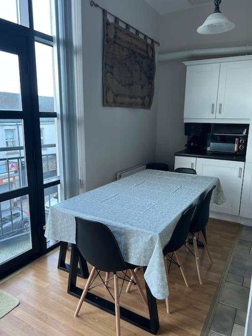 High Quality 2 Bedroom Town Centre Apartment view 3