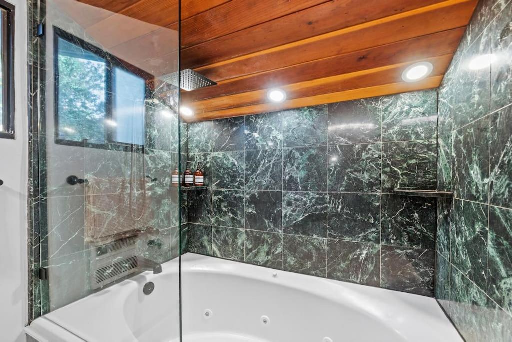 Laurel Canyon Hideaway - booking issues email Lawrencelaurelcyn at gmail