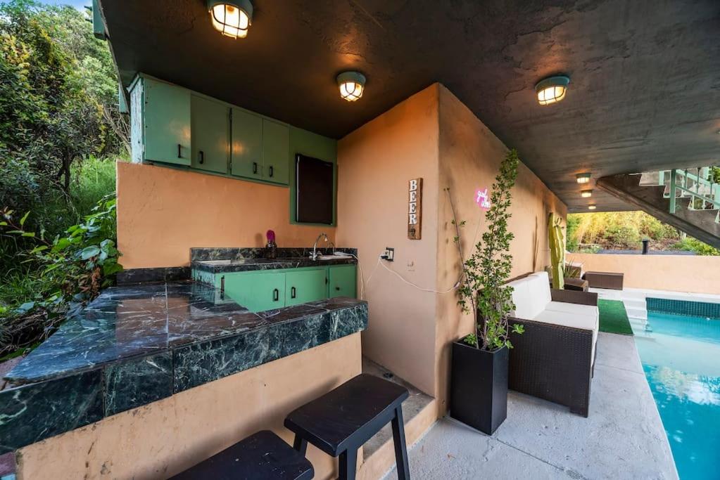Laurel Canyon Hideaway - booking issues email Lawrencelaurelcyn at gmail