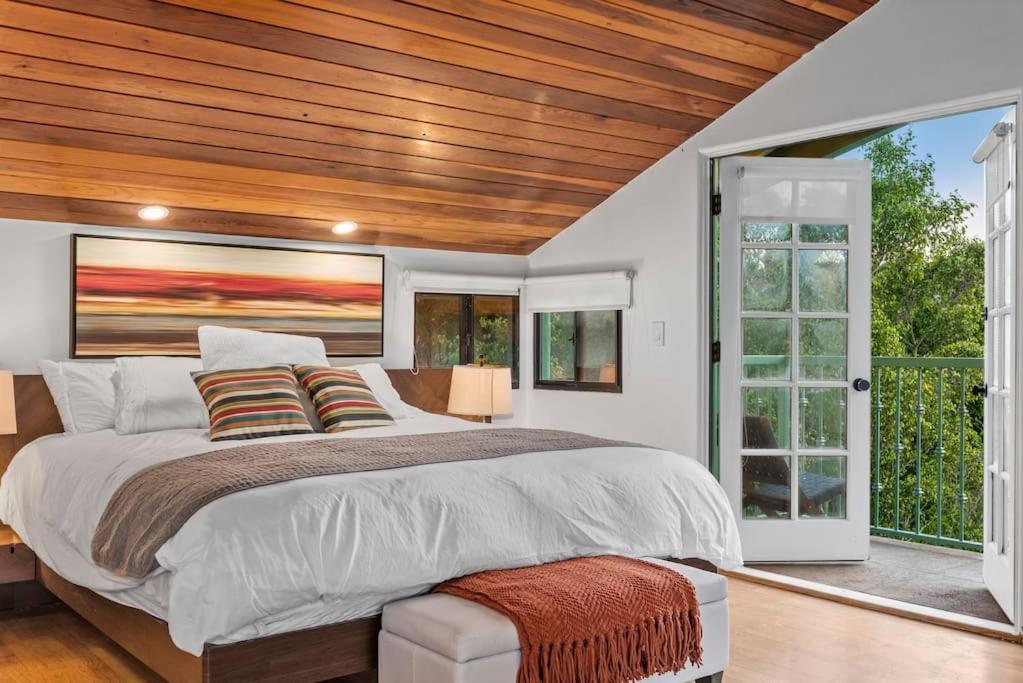 Laurel Canyon Hideaway - booking issues email Lawrencelaurelcyn at gmail