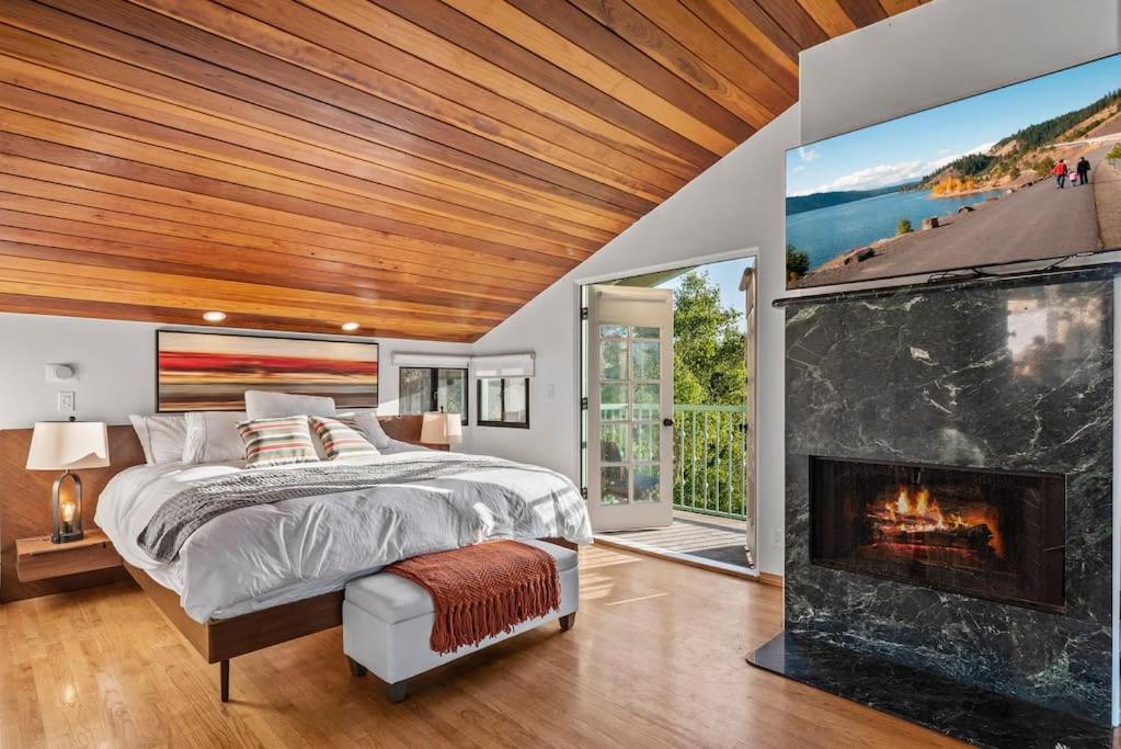 Laurel Canyon Hideaway - booking issues email Lawrencelaurelcyn at gmail