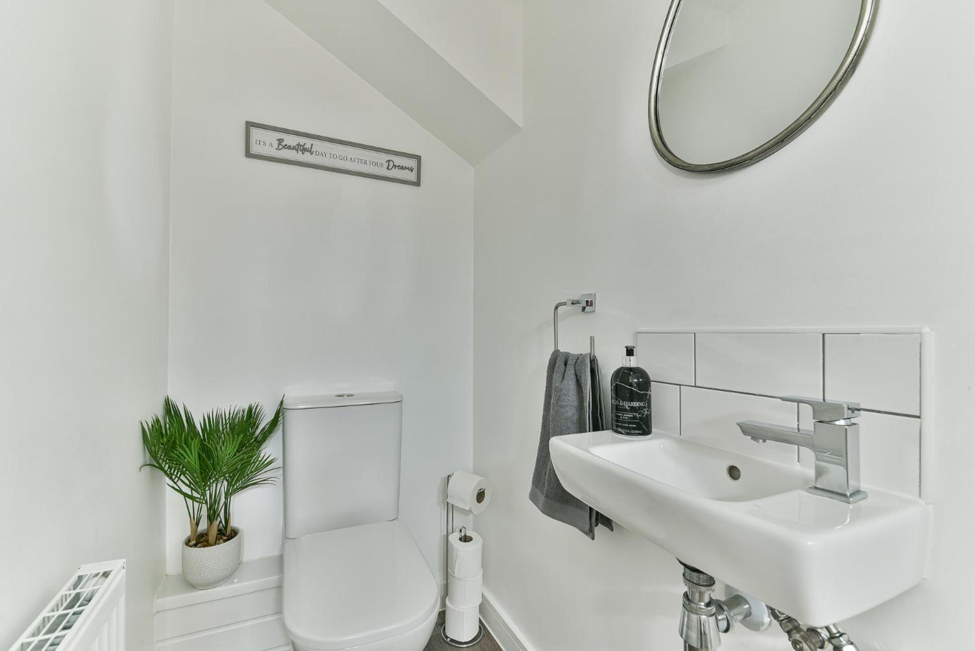 Beautiful New House in Derby For up to 5 Guests, Suitable for Families Contractors NHS Staff etc view 2