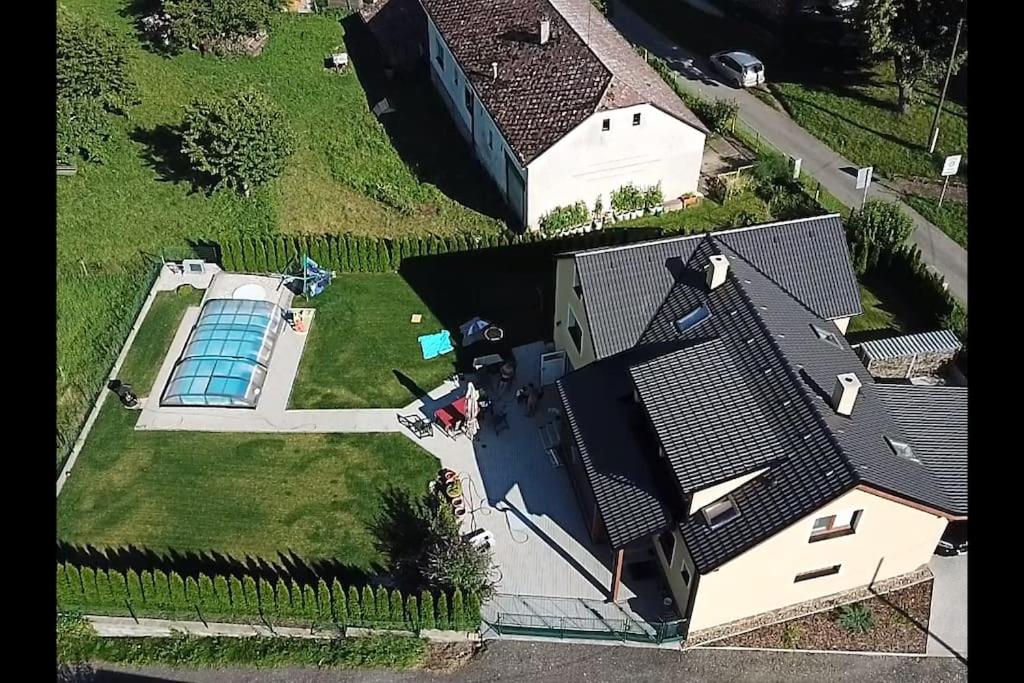 Vila v Brdech s bazénem, infra saunou a vybavením