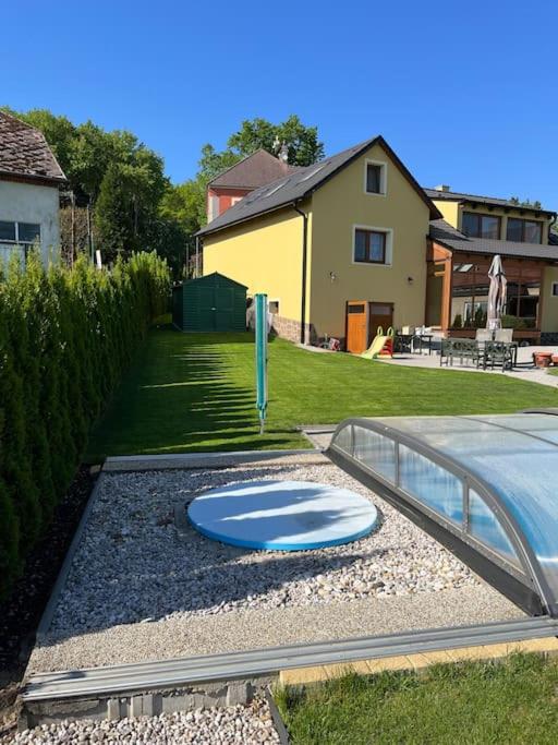 Vila v Brdech s bazénem, infra saunou a vybavením
