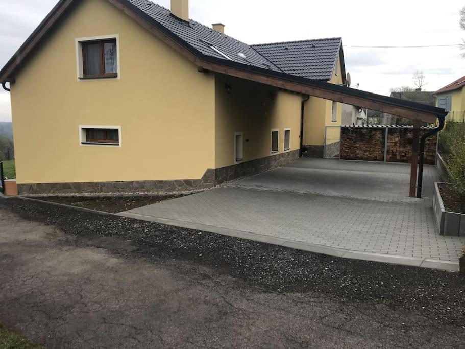 Vila v Brdech s bazénem, infra saunou a vybavením