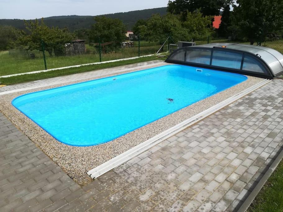 Vila v Brdech s bazénem, infra saunou a vybavením