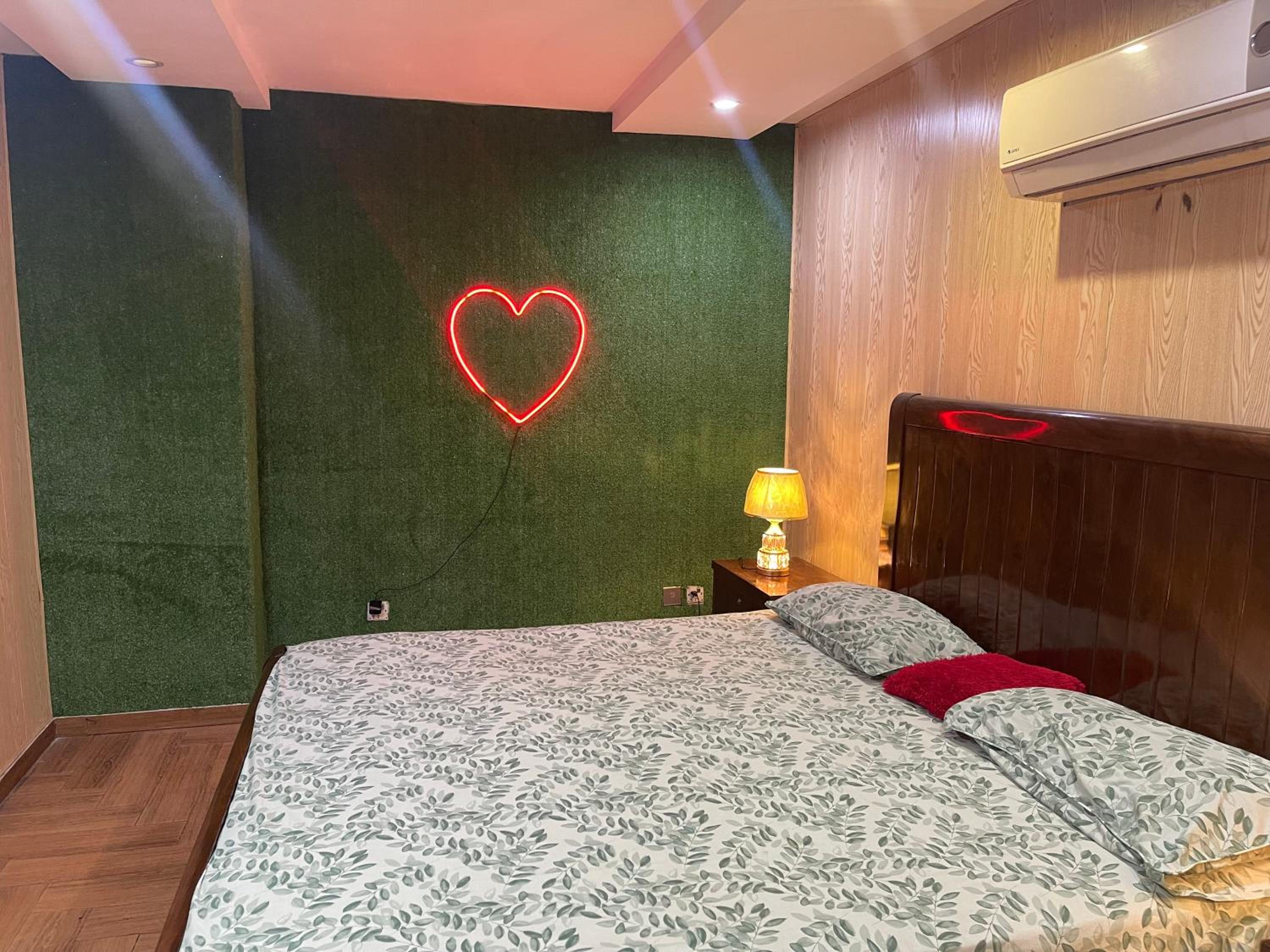 Luxury Private Top Floor Apartment in Heart of Bahria Town