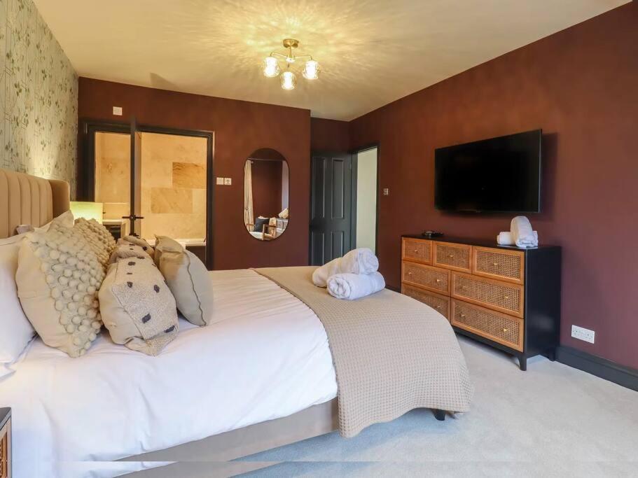Beautiful home with hot tub near Cambridge view 4