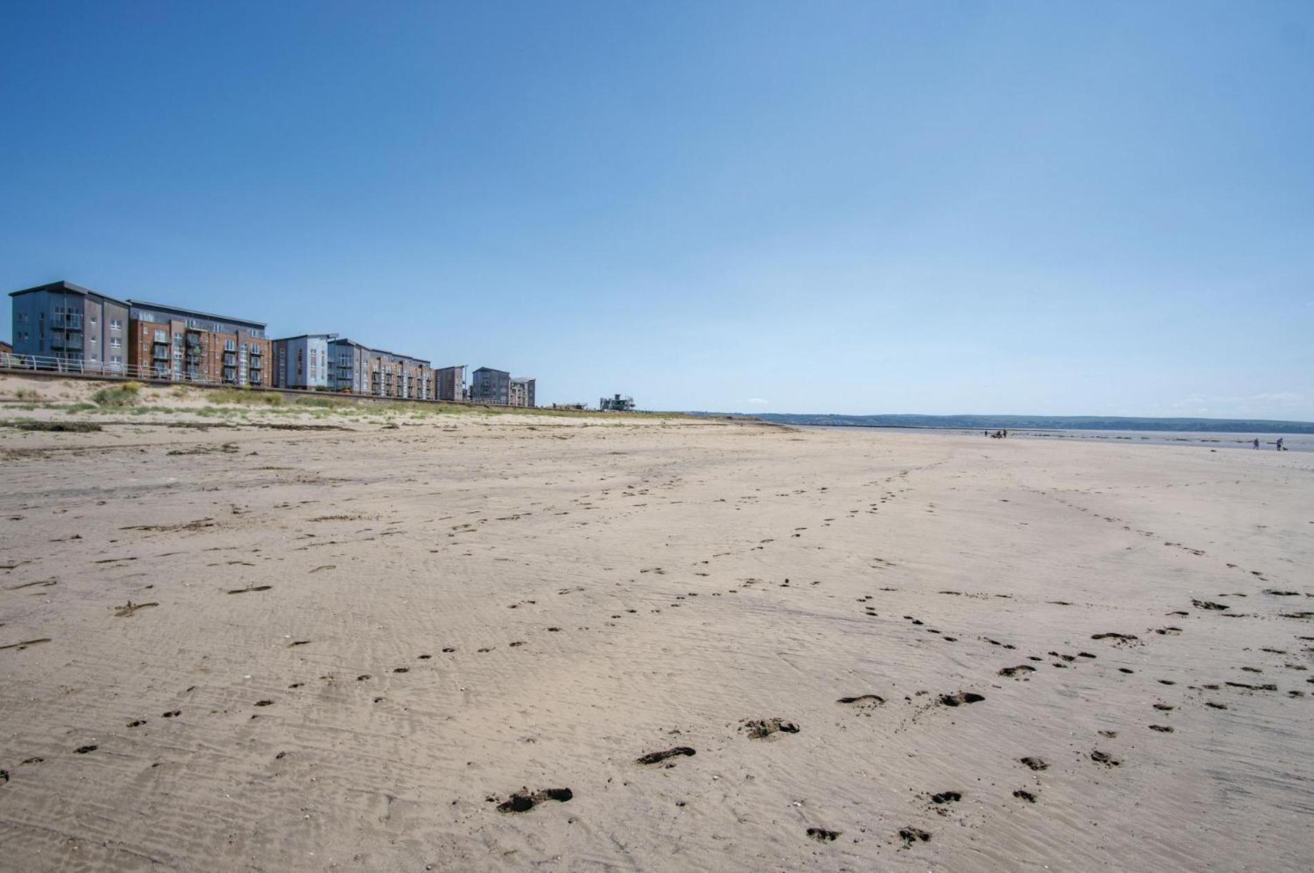 Beach View - 2 Bedroom Apartment - Llanelli view 2