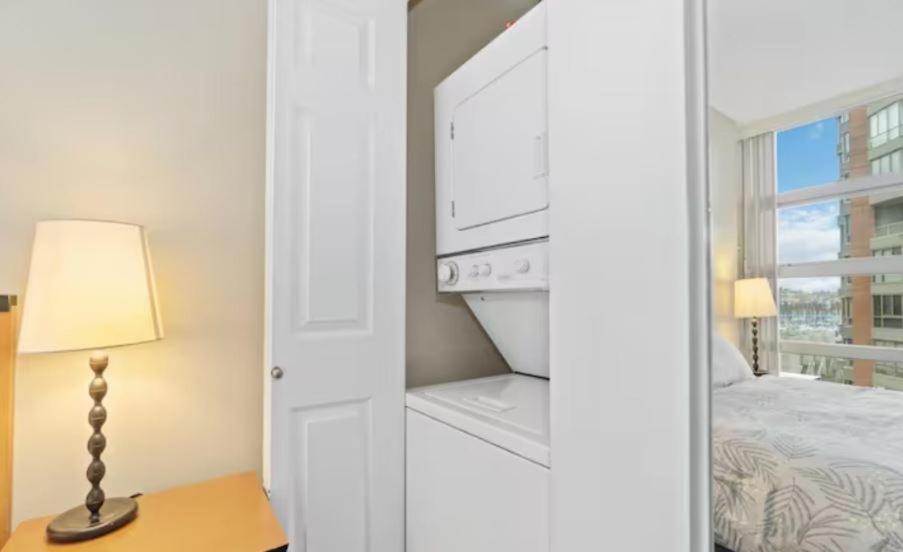 1BD+Den condo, with free parking in Downtown!