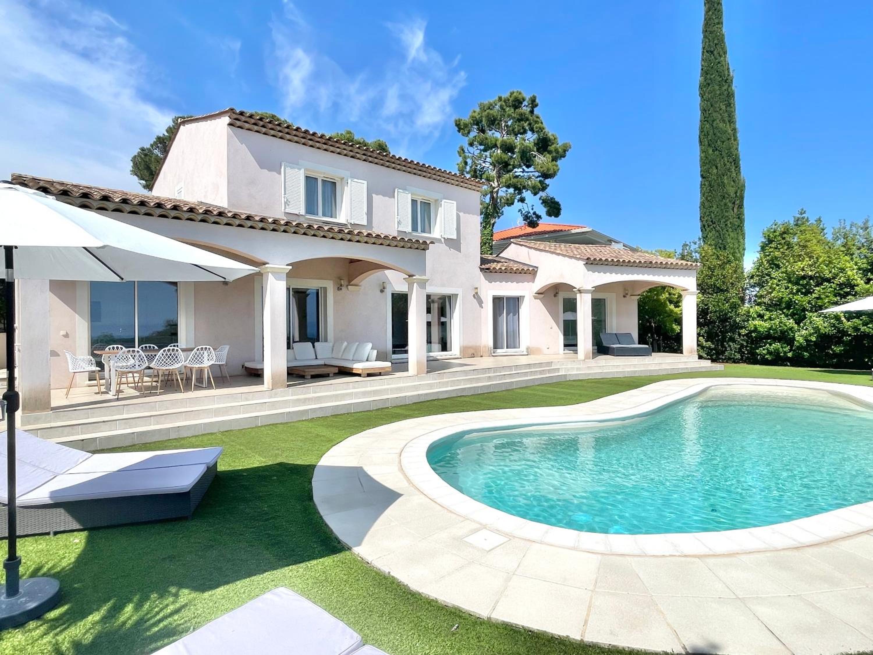 Le Clos des Lauriers view 2