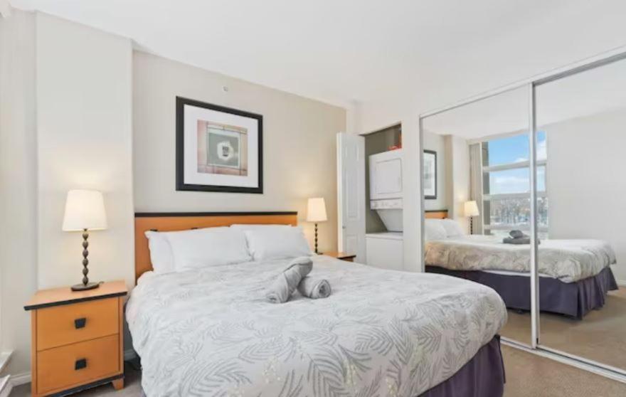 1BD+Den condo, with free parking in Downtown!
