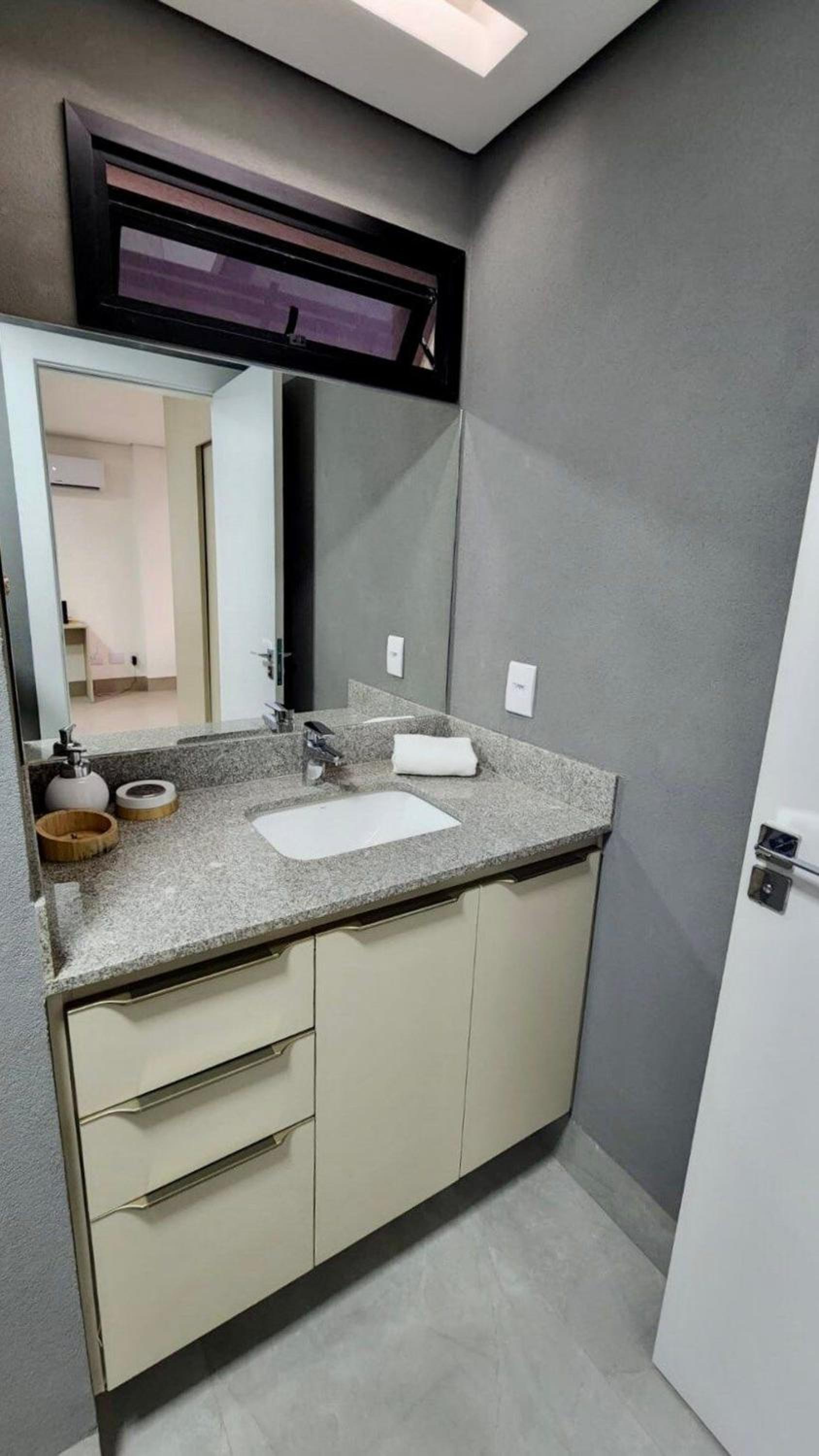 Estúdio com Quarto Privativo, TV e Cama Super King
