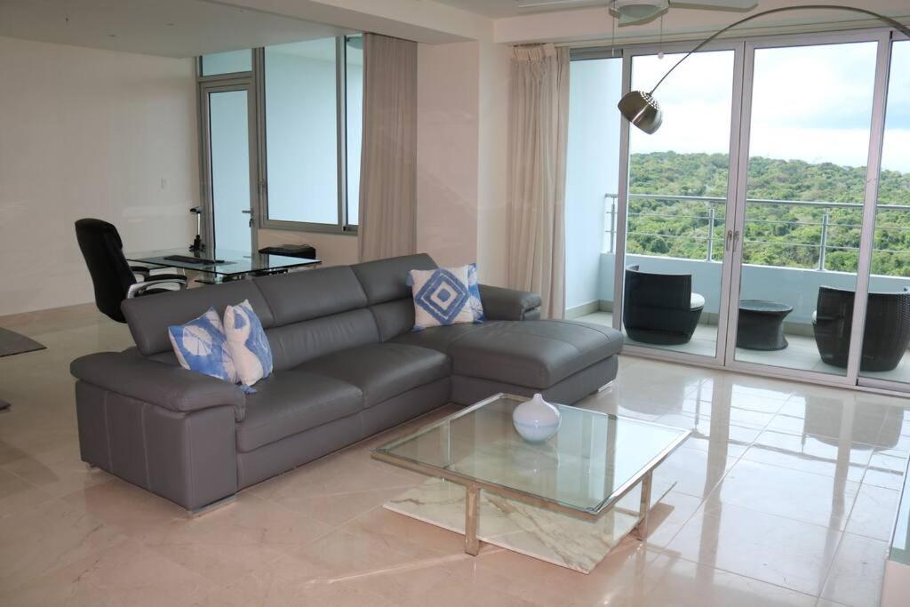 18G Luxury Oceanview with Roof Top Pool view 3