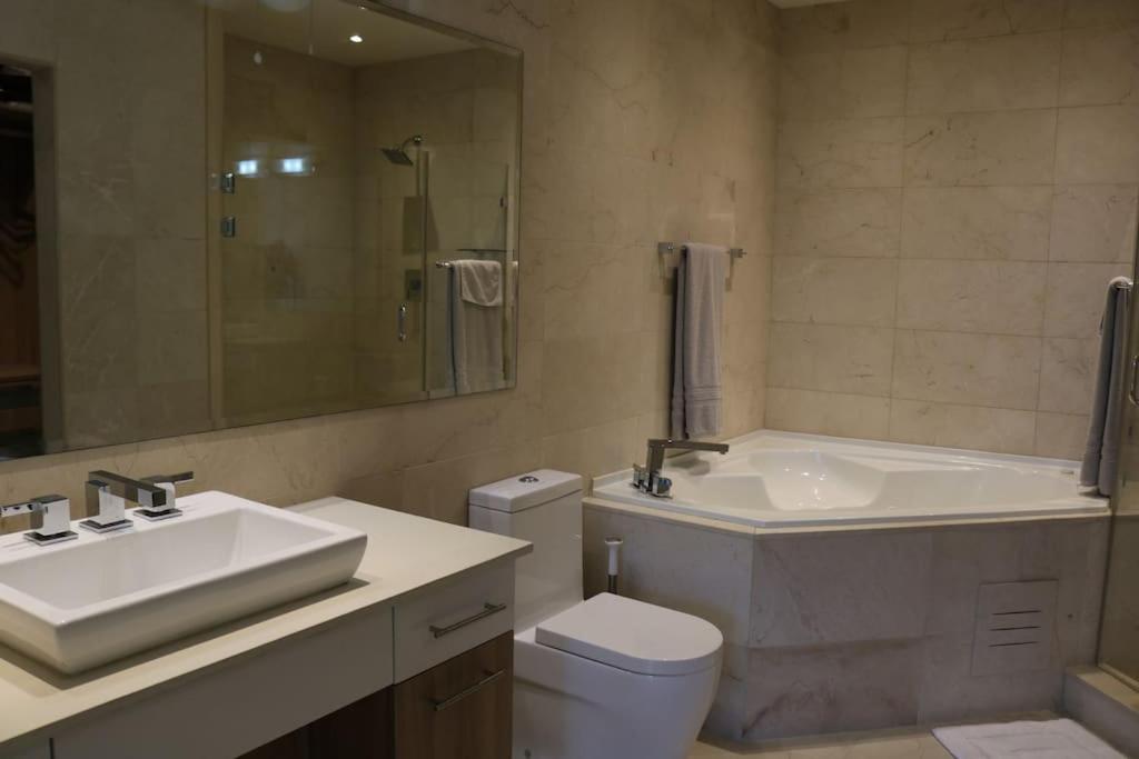 18G Luxury Oceanview with Roof Top Pool view 5