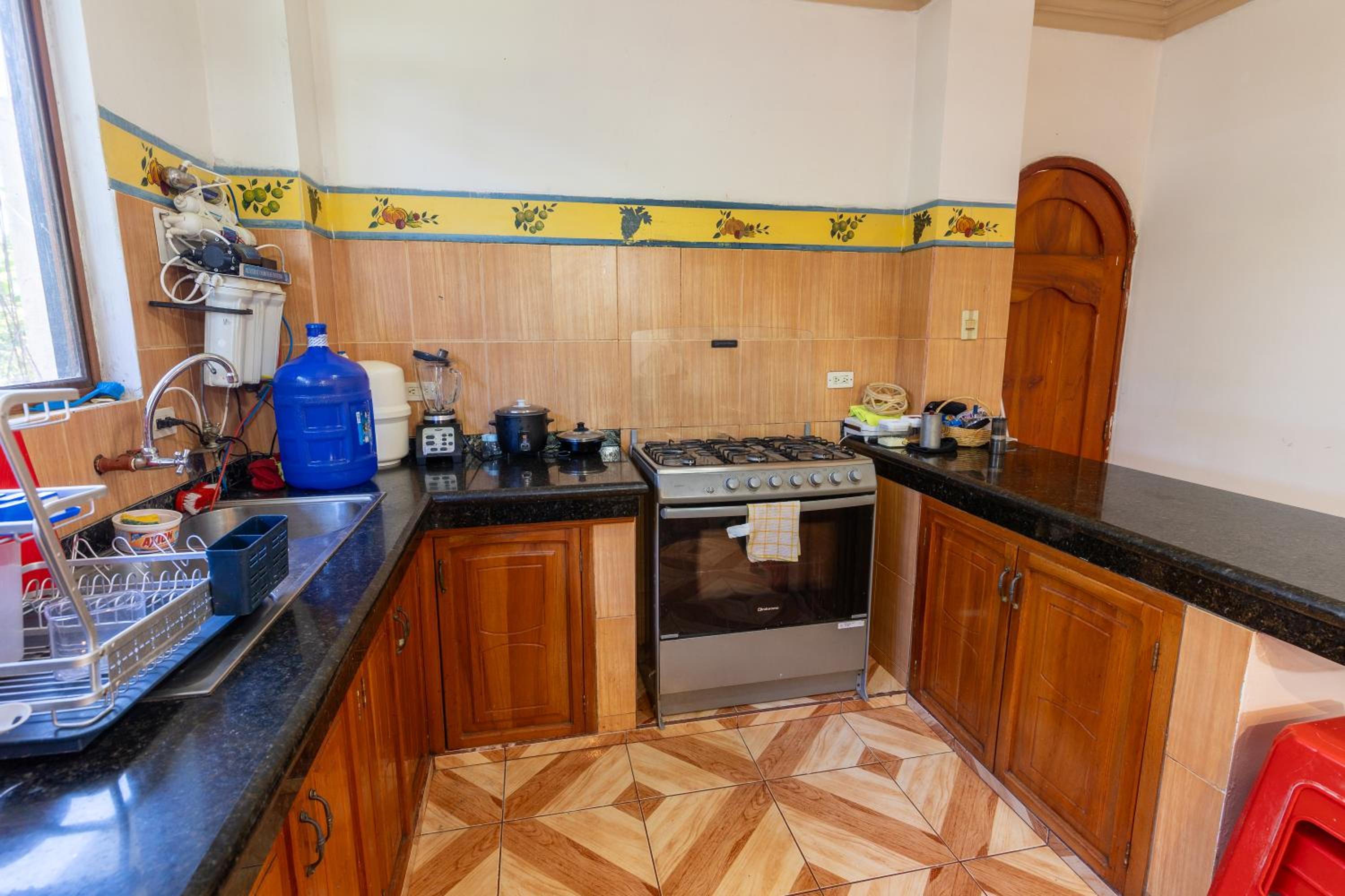 Private Villa in San Cristóbal, 2 Rooms, 6 Beds, AC, WiFi, Kitchen, Washer & Dryer, 4 min from the airport - Tropical - Galápagos Home