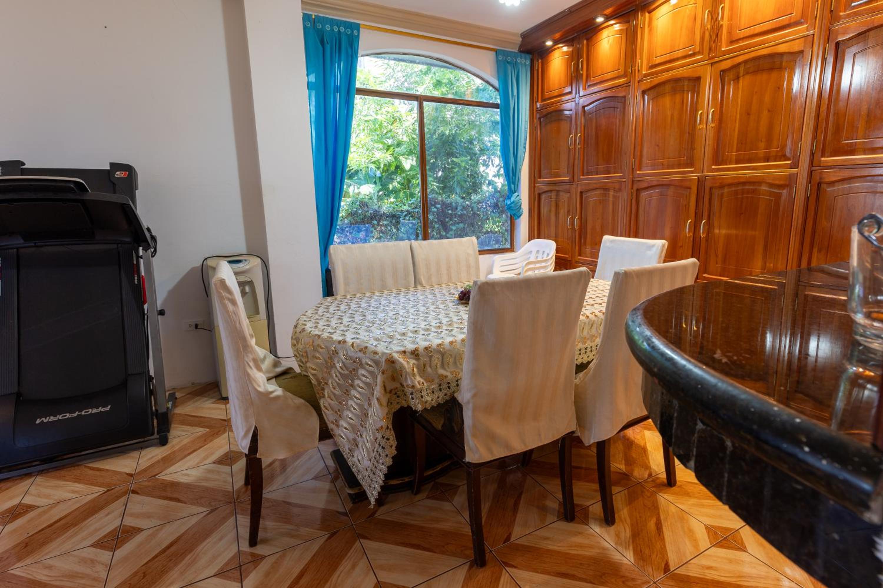 Private Villa in San Cristóbal, 2 Rooms, 6 Beds, AC, WiFi, Kitchen, Washer & Dryer, 4 min from the airport - Tropical - Galápagos Home