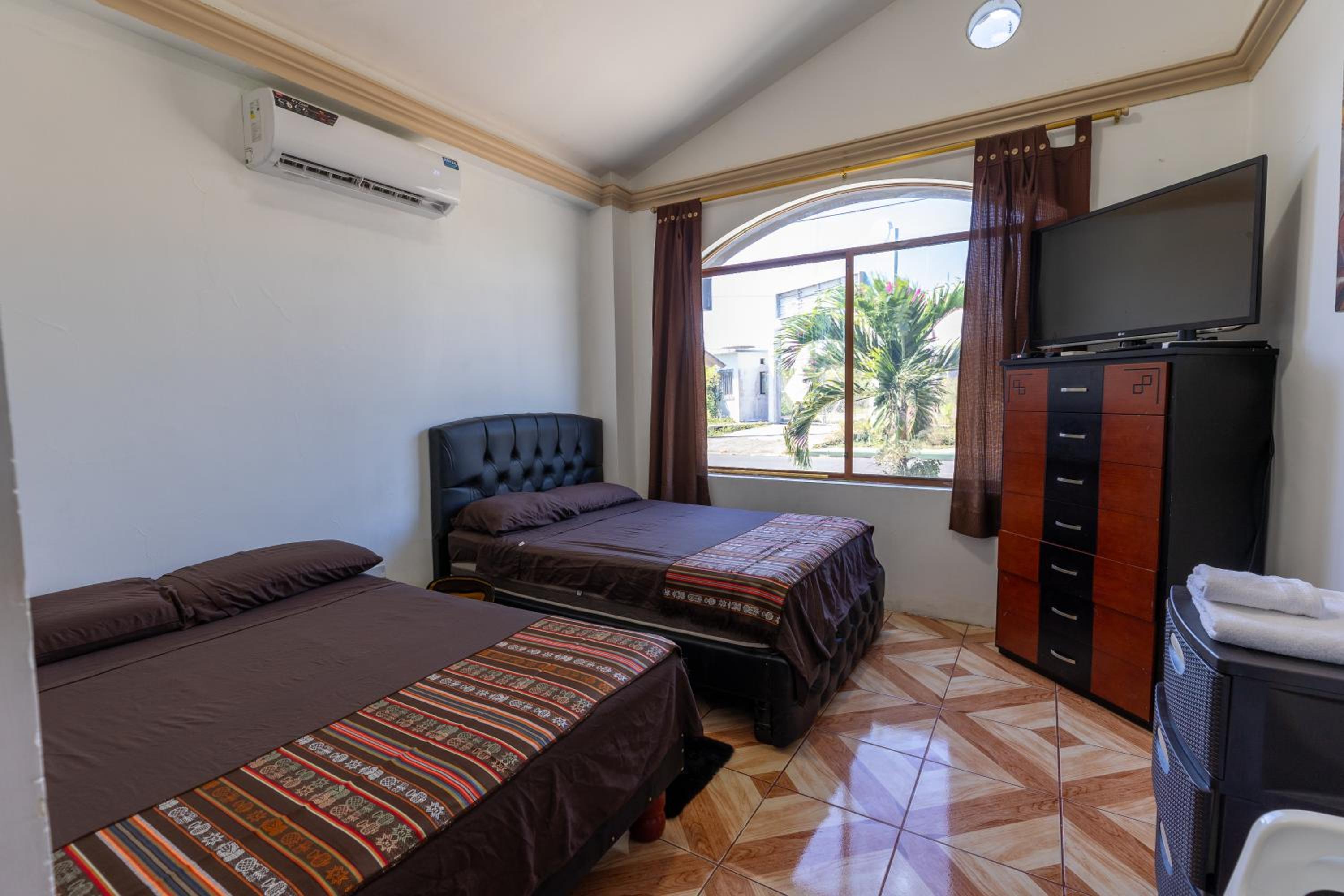 Private Villa in San Cristóbal, 2 Rooms, 6 Beds, AC, WiFi, Kitchen, Washer & Dryer, 4 min from the airport - Tropical - Galápagos Home