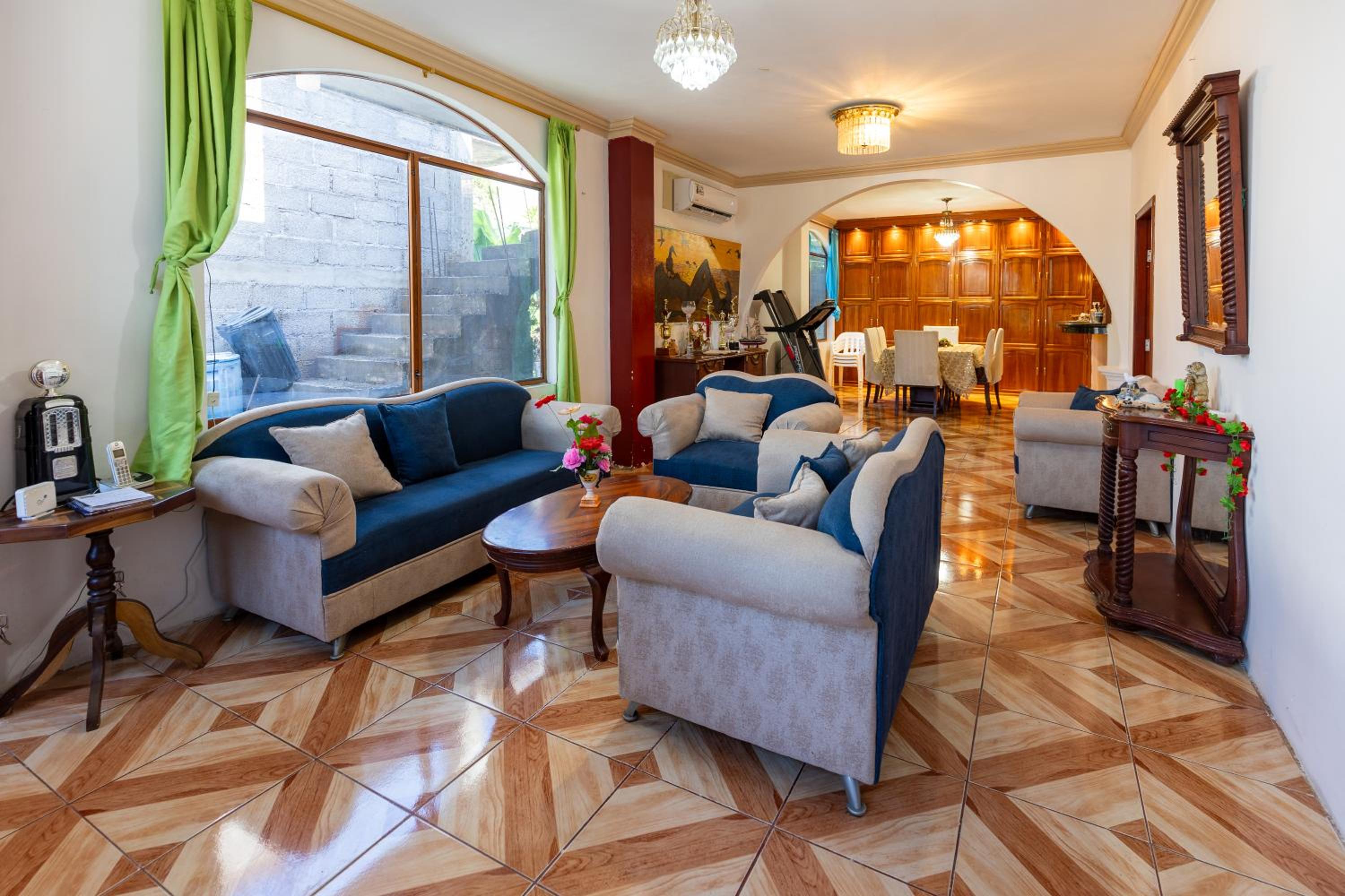 Private Villa in San Cristóbal, 2 Rooms, 6 Beds, AC, WiFi, Kitchen, Washer & Dryer, 4 min from the airport - Tropical - Galápagos Home