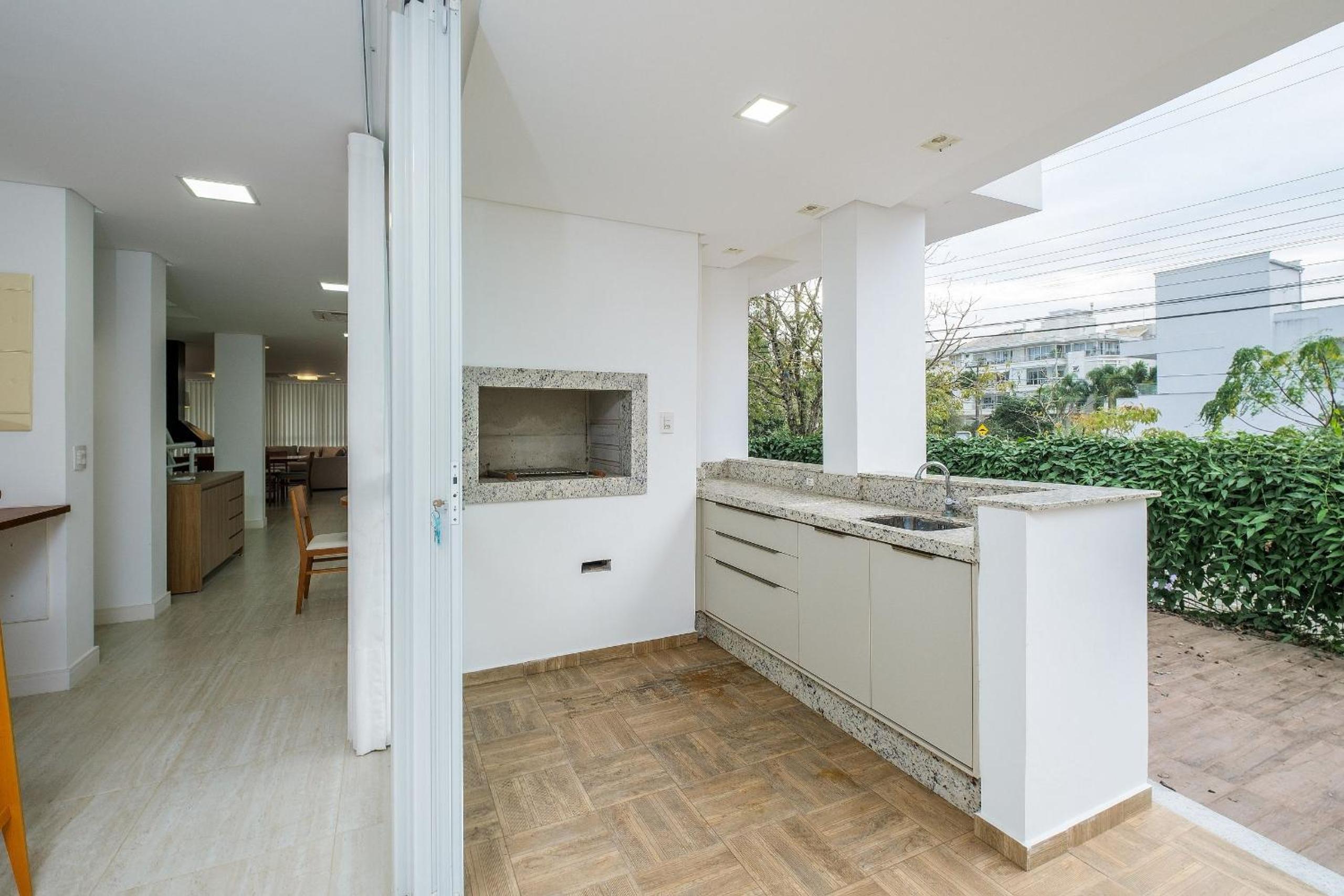 Incrível casa com churrasqueira em Jurerê RDR030