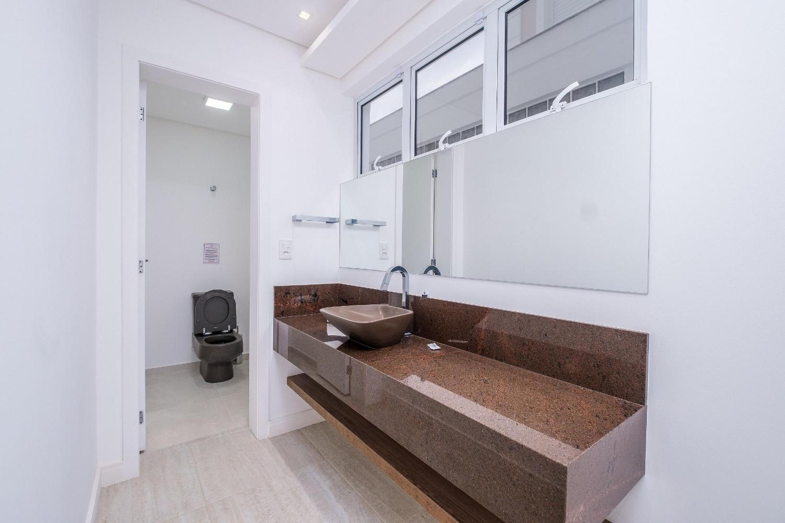 Incrível casa com churrasqueira em Jurerê RDR030