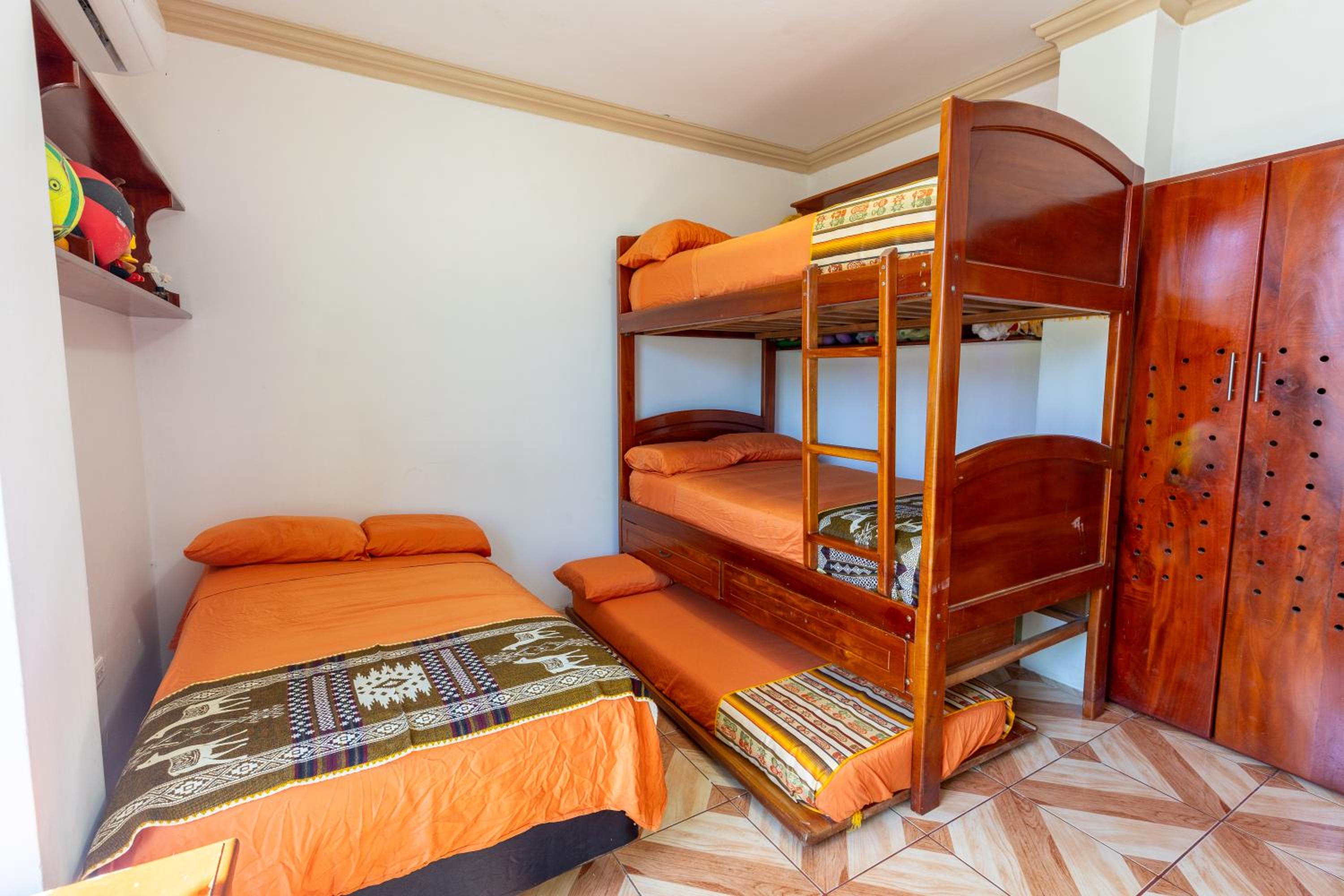 Private Villa in San Cristóbal, 2 Rooms, 6 Beds, AC, WiFi, Kitchen, Washer & Dryer, 4 min from the airport - Tropical - Galápagos Home