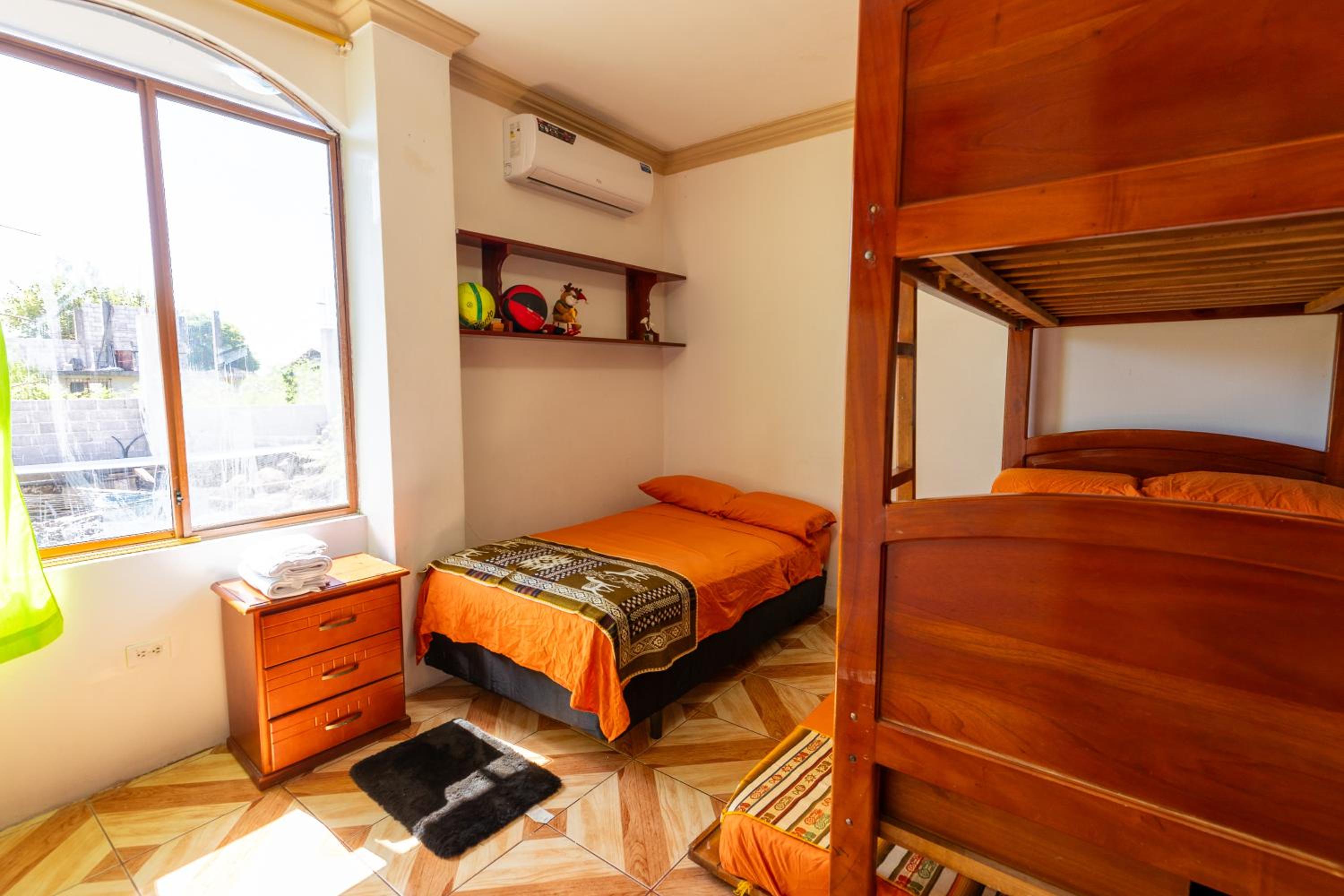 Private Villa in San Cristóbal, 2 Rooms, 6 Beds, AC, WiFi, Kitchen, Washer & Dryer, 4 min from the airport - Tropical - Galápagos Home