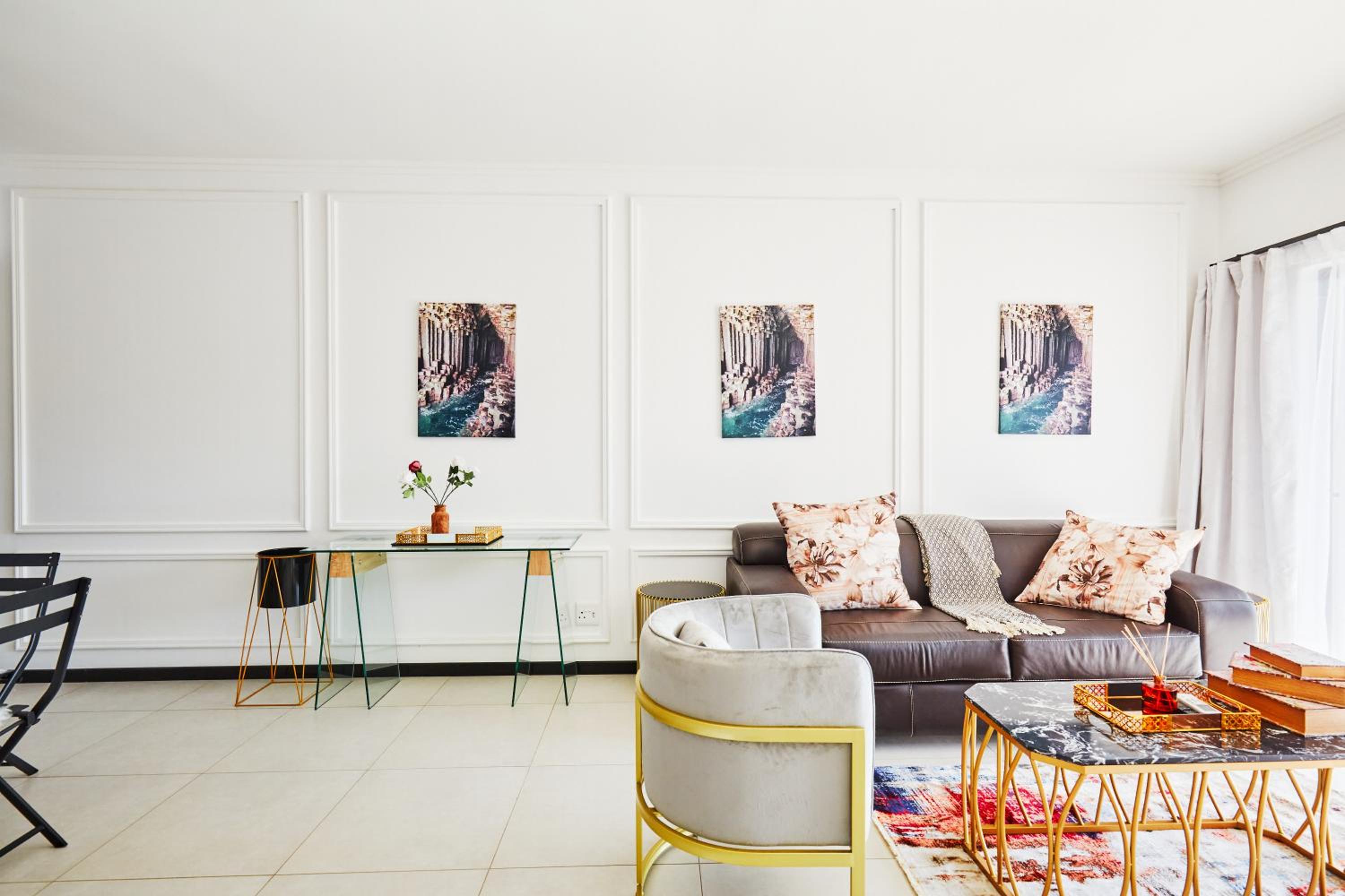 Luxurious sandton apartment with Inverter