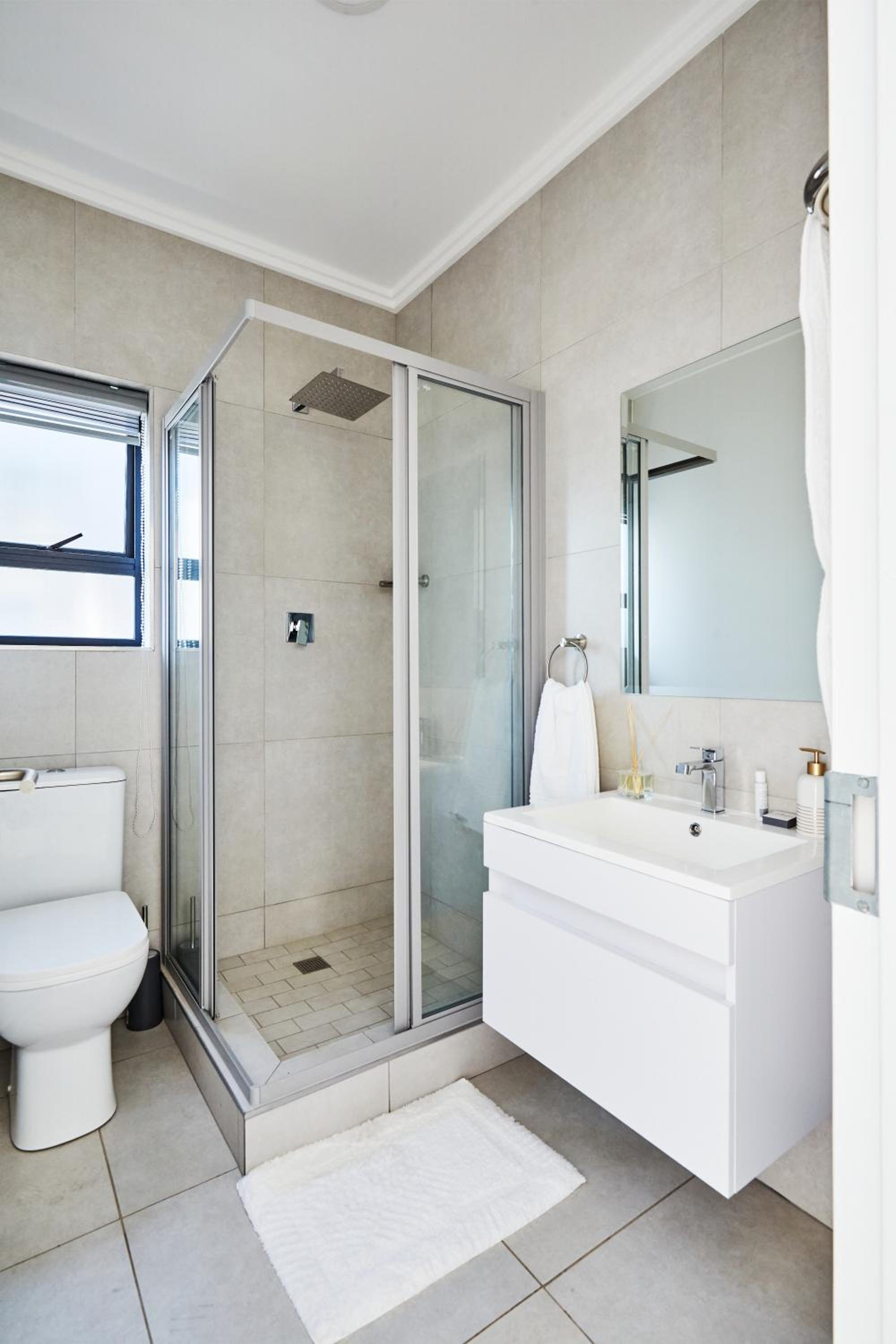 Luxurious sandton apartment with Inverter