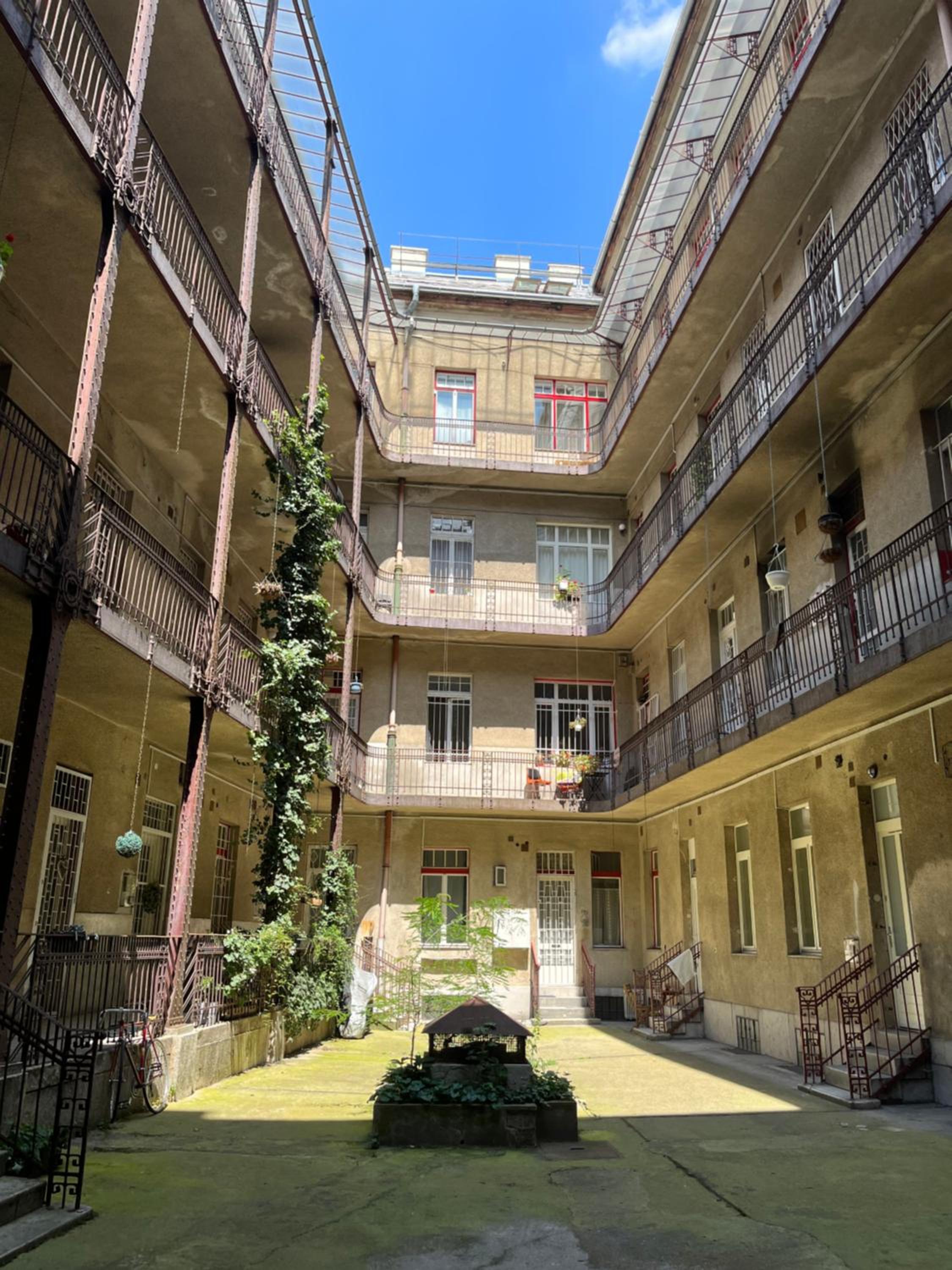 Quiet and Stylish Rooms in the Palace District
