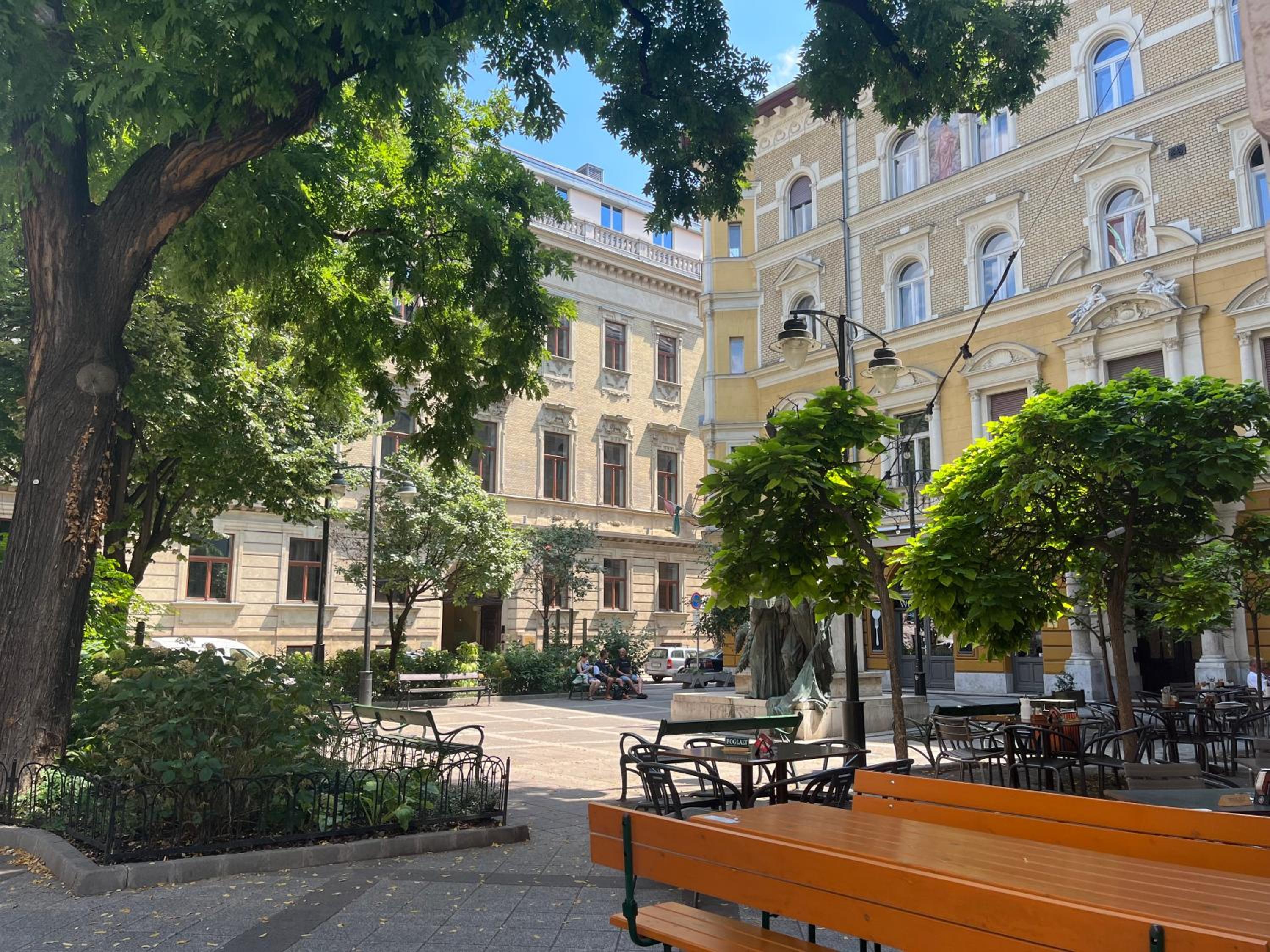 Quiet and Stylish Rooms in the Palace District