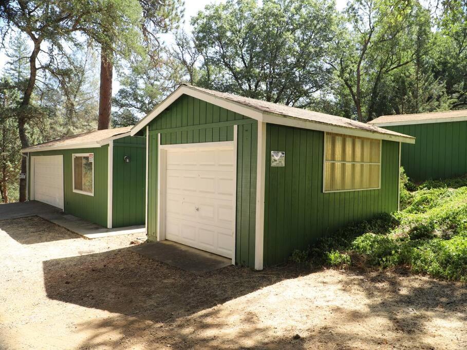Green Cabin in Midpines view 3