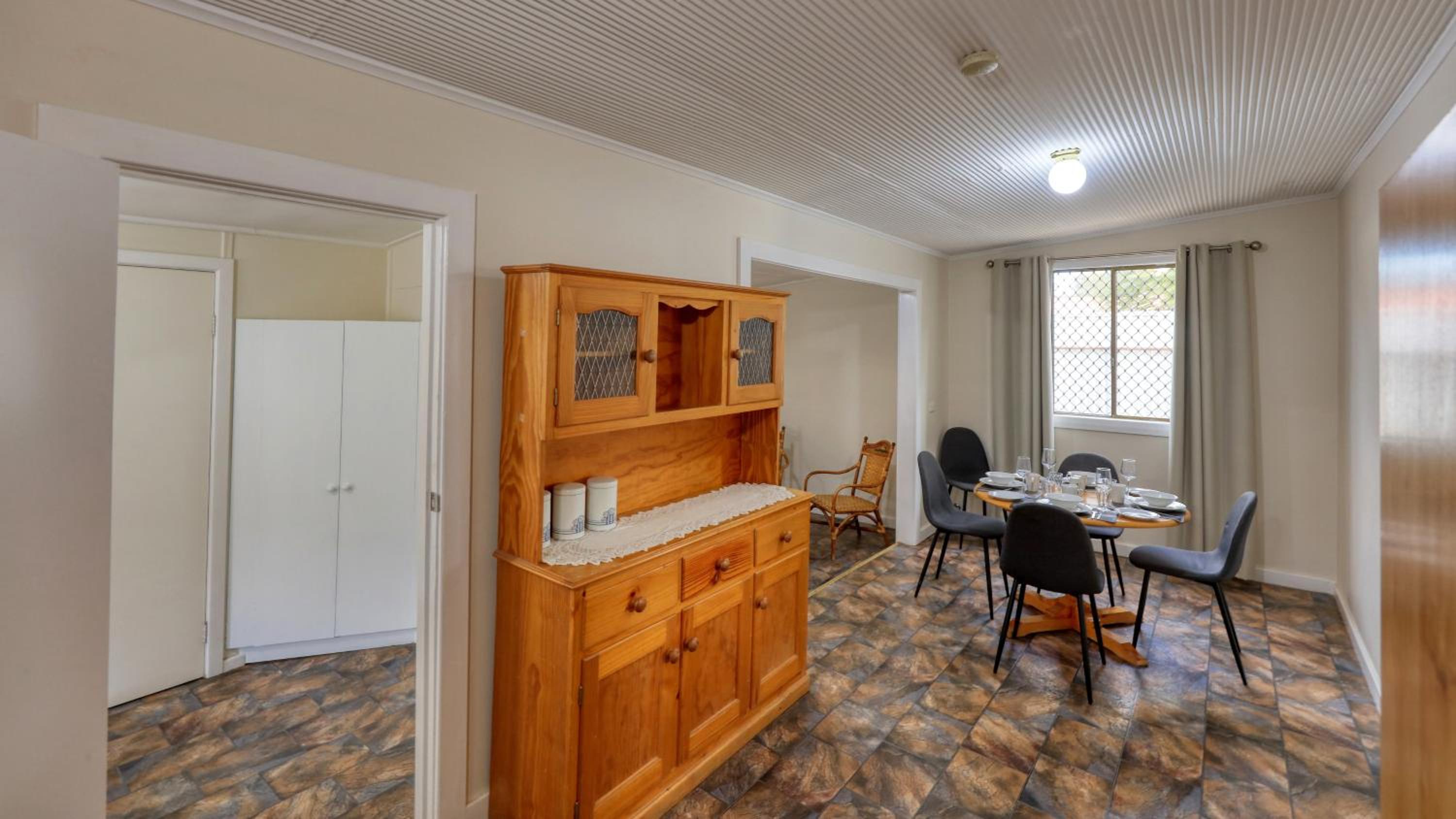 Charles Rasp Motor Inn & Cottages