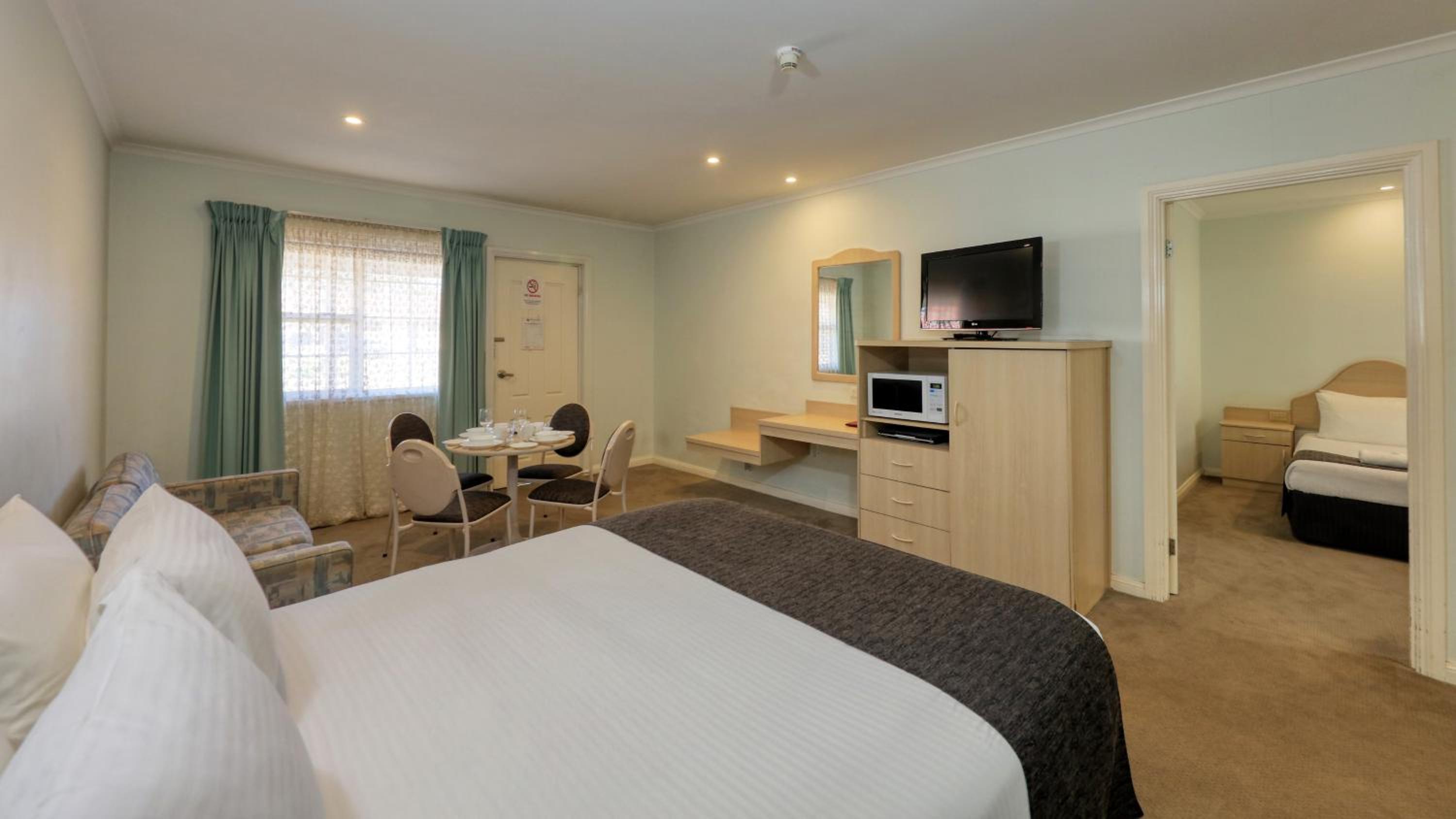 Charles Rasp Motor Inn & Cottages