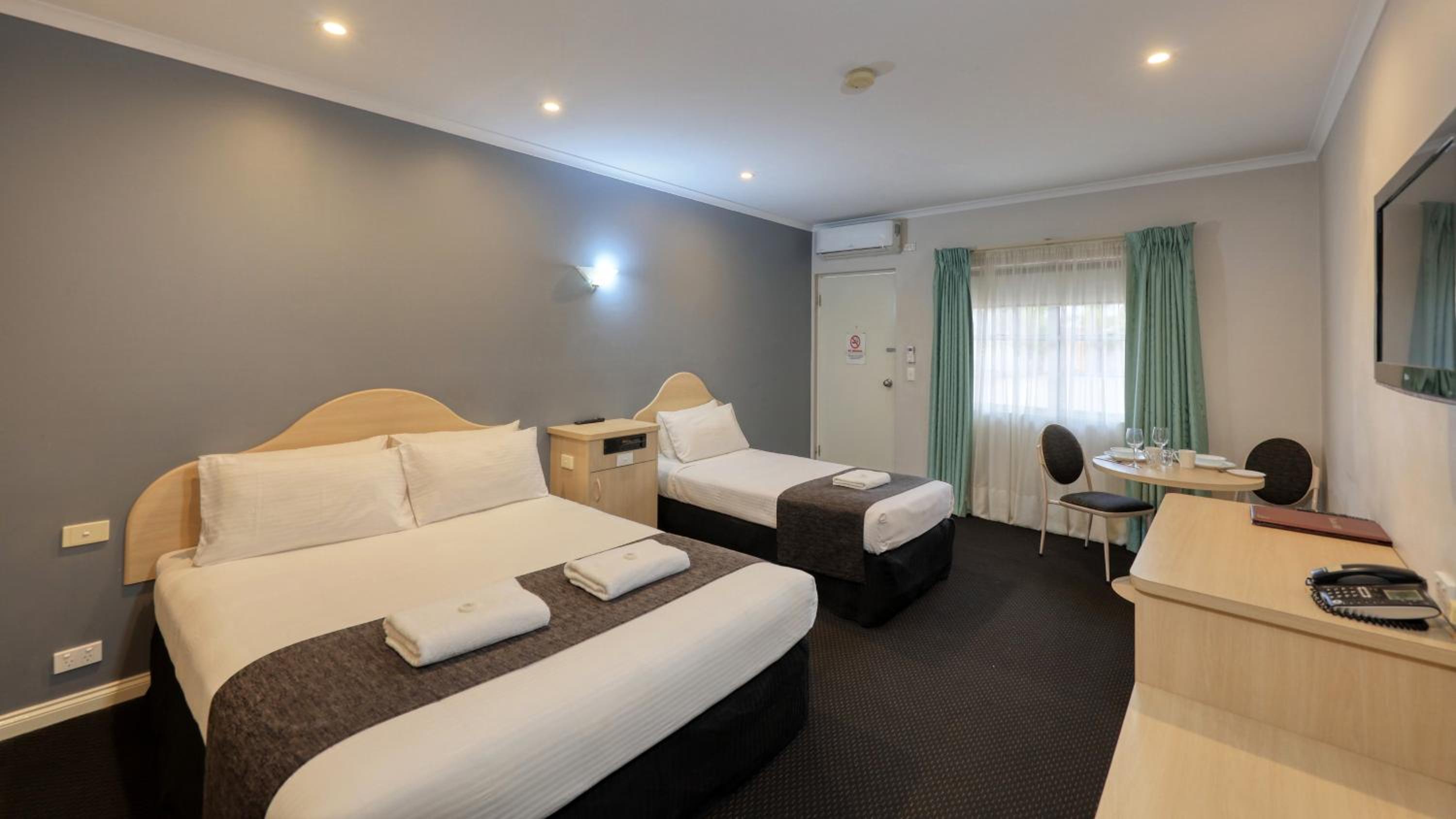 Charles Rasp Motor Inn & Cottages
